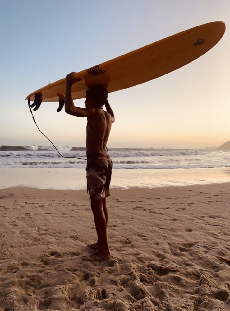Бразильцы любят серфить на закате