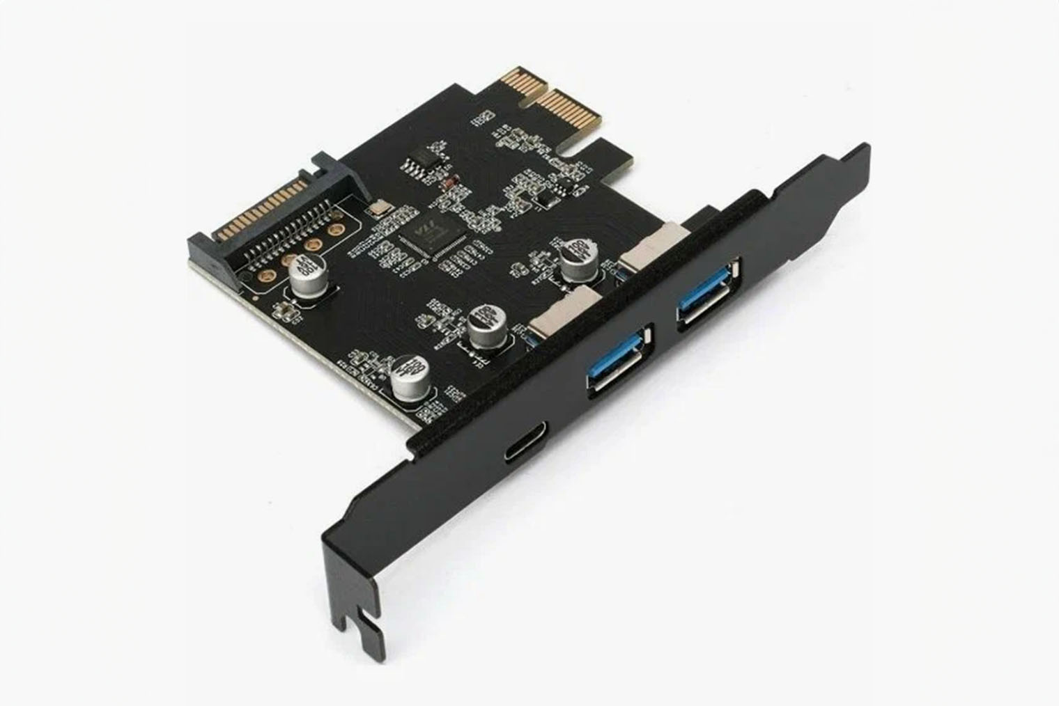 Gembird SPCR⁠-⁠03 c двумя портами USB⁠-⁠A и одним USB-C/Thunderbolt-портом. Стоит 1300 ₽