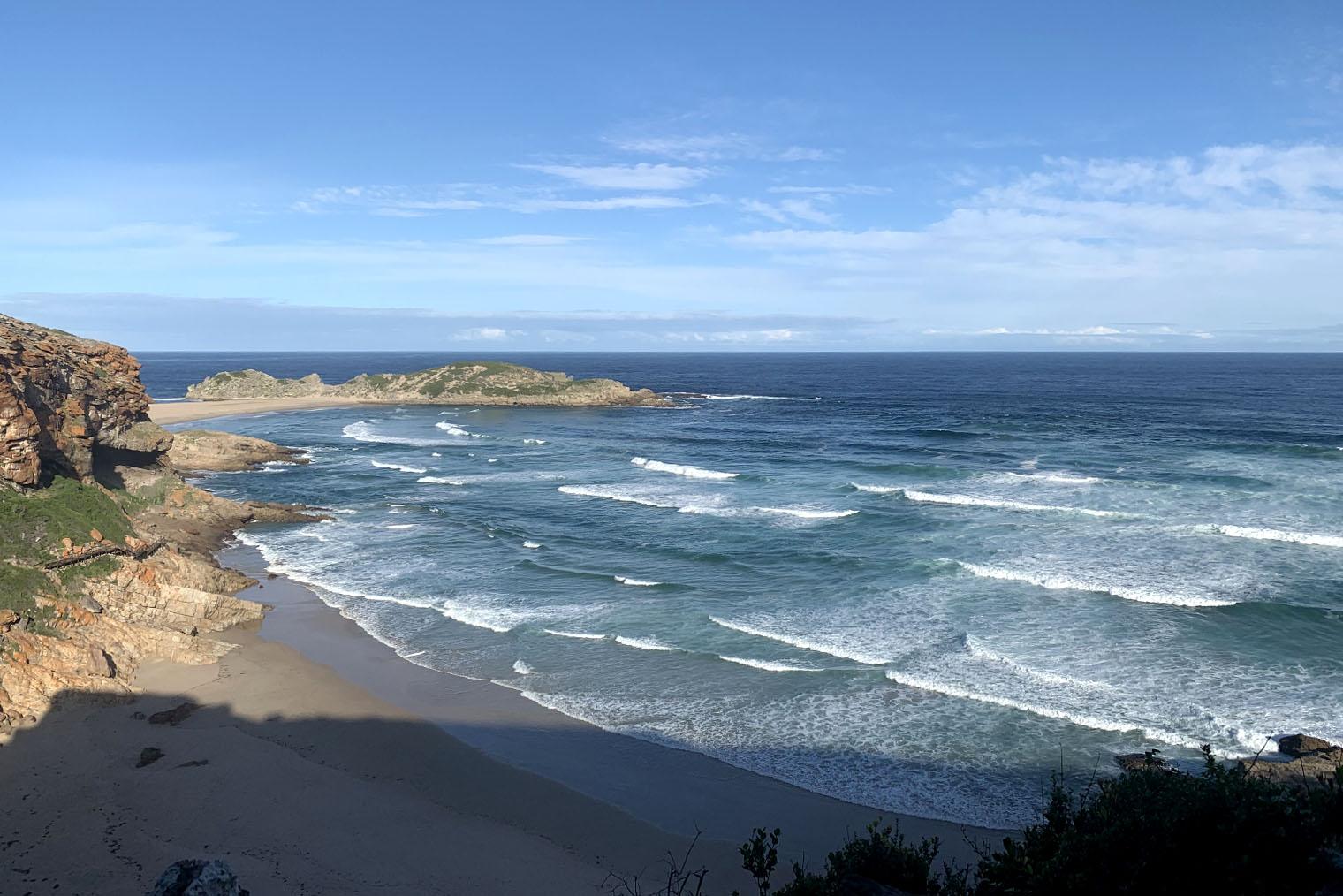 Вид со скалы в национальном парке Robberg Nature Reserve