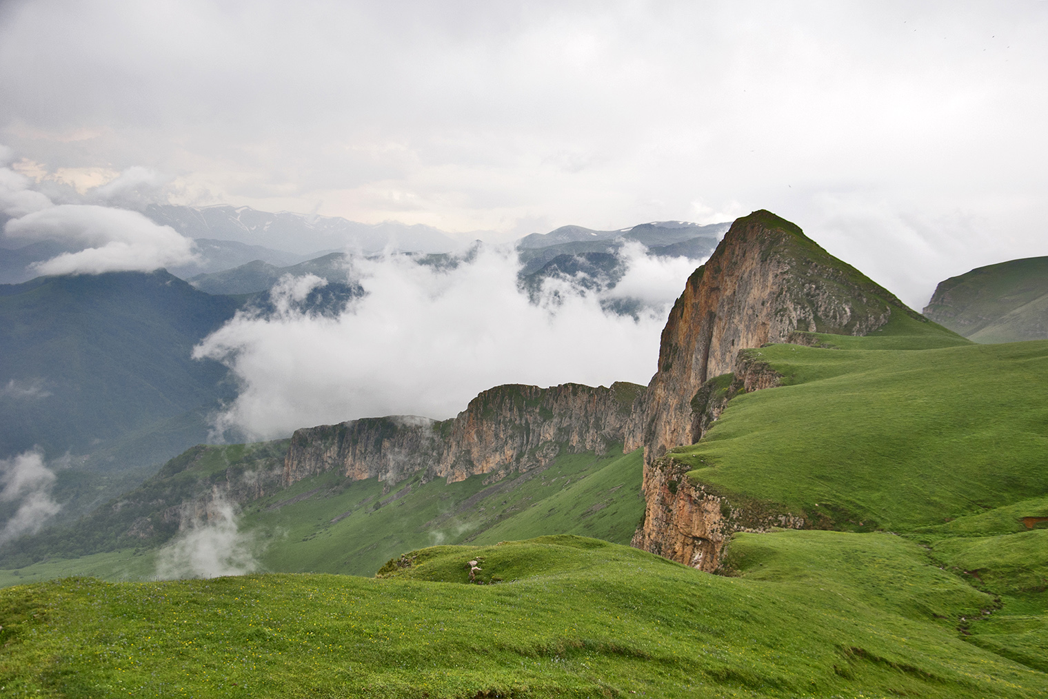 Вид с вершины горы Димац. Фотография: Hrachuhi Ayvazyan
