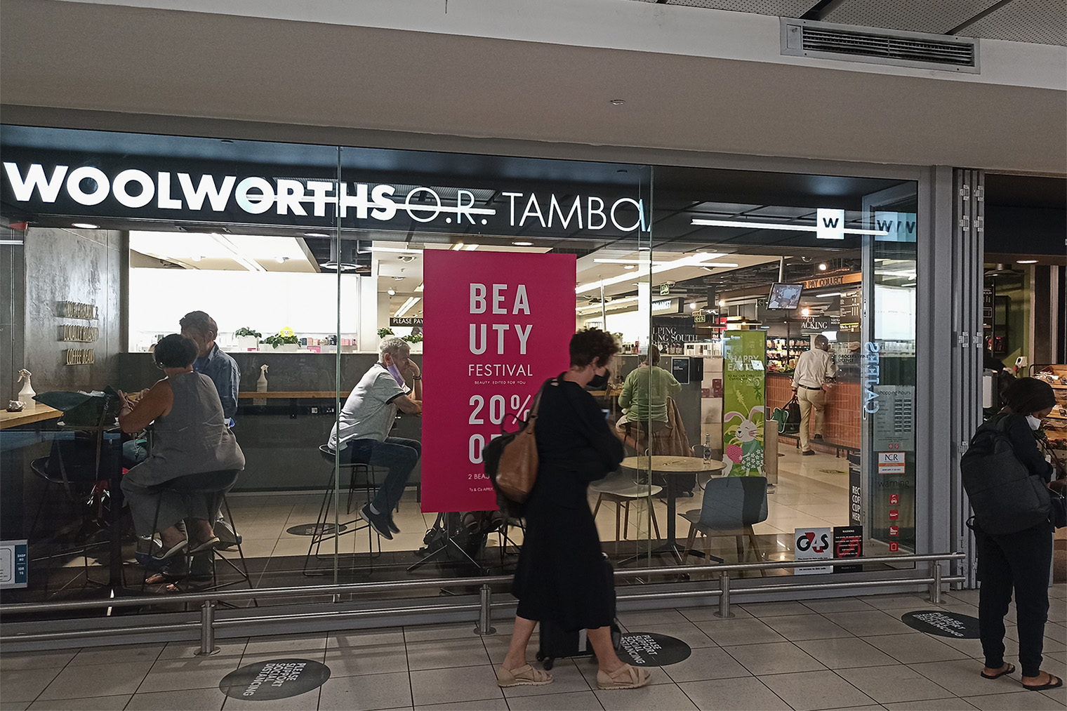 В зоне до паспортного контроля в аэропорту Йоханнесбурга работает продуктовый супермаркет Woolworths. Цены в нем как в городе