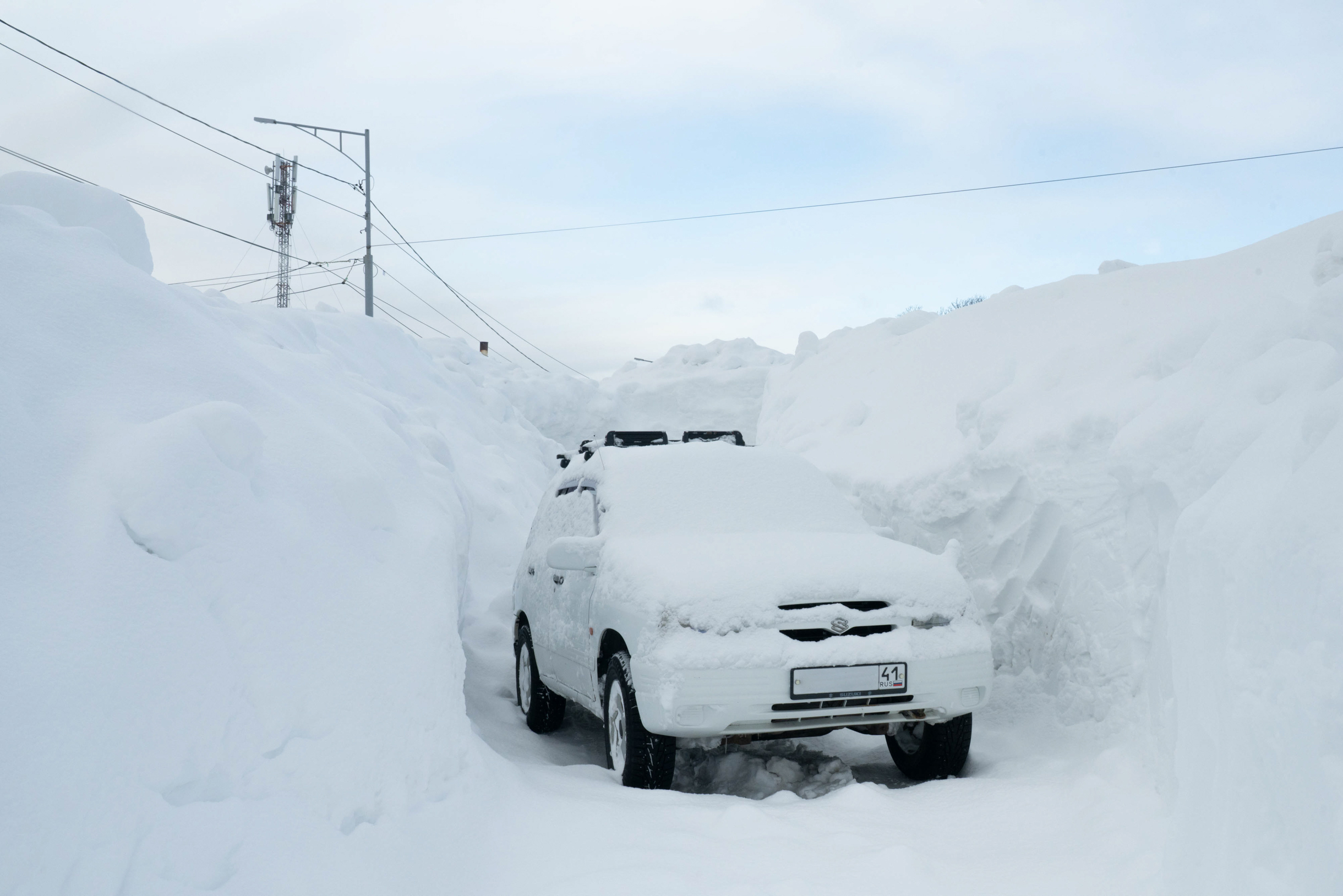Горожане расчищают автомобили, чтобы их не повредил шнекороторШнекоротор — мощный снегоочиститель, который не просто толкает снег перед собой, а отбрасывает его далеко в сторону. Также, по словам местного жителя Алексея, в том числе из-за оставленных под сугробами личных машин техника не могла расчистить дворы