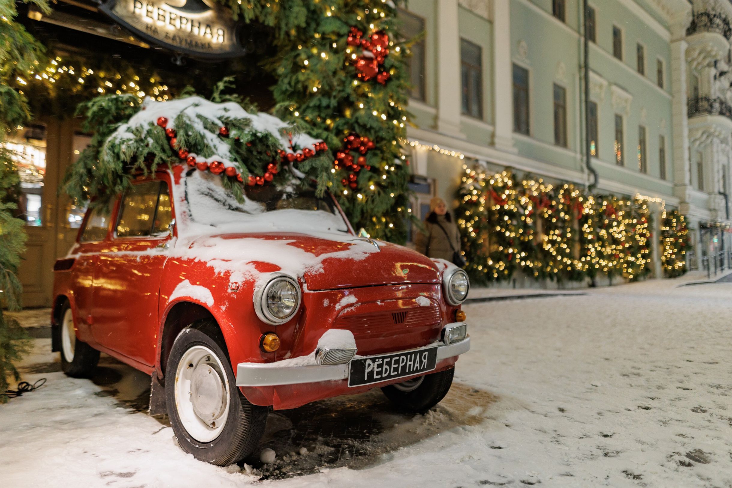 Рестораны и магазины на улице Баумана преобразились к праздникам