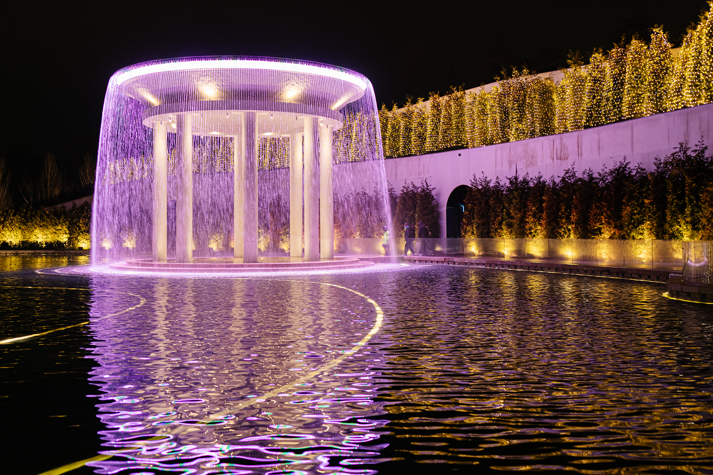 Огромный фонтан в «Парке облаков» подсвечивается. Деревья вокруг тоже украсили гирляндами