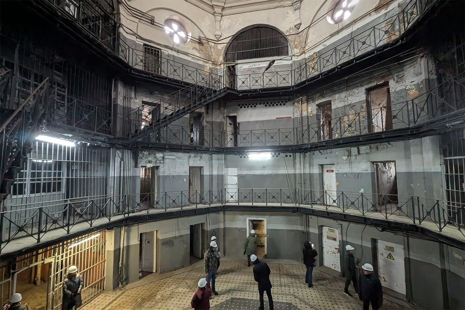 Центр креста, откуда расходятся четыре луча с камерами. На полу — метлахская плитка