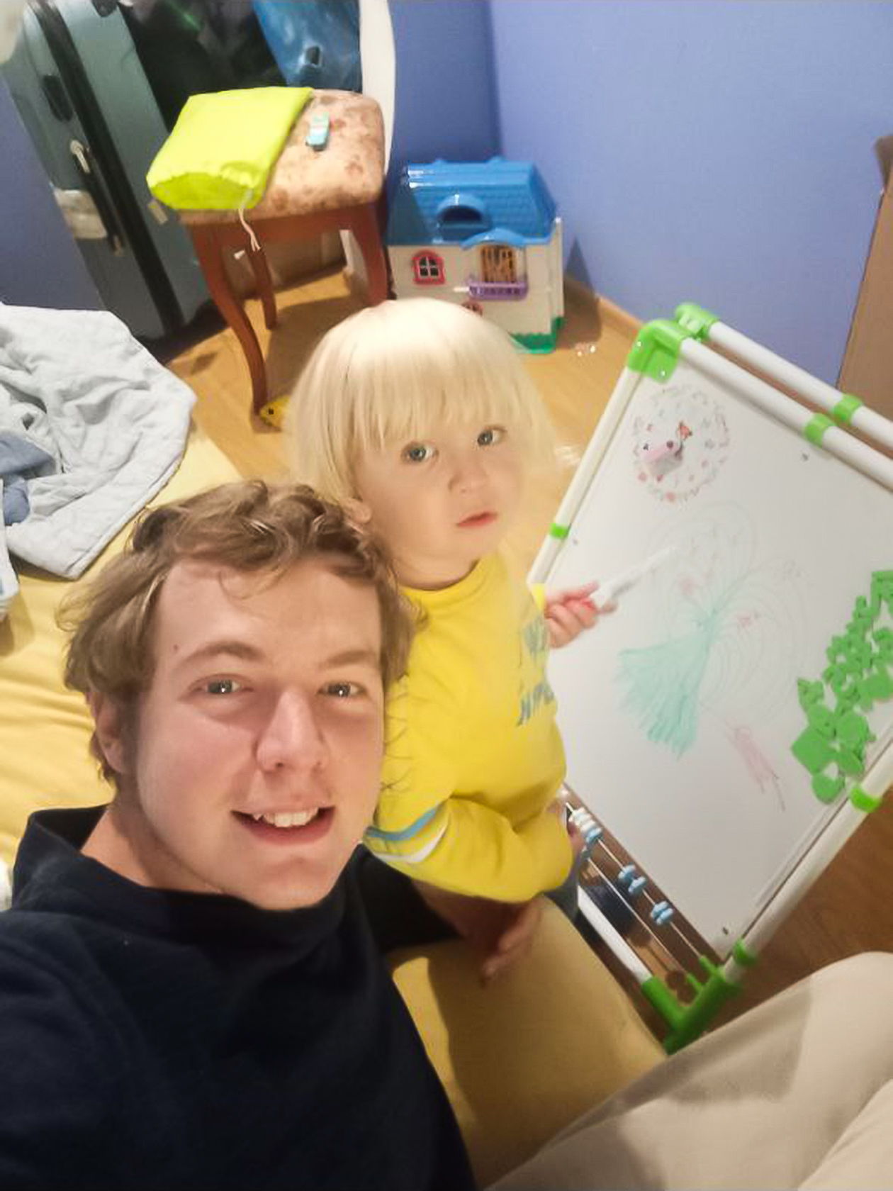 Иногда мы рисуем на детском мольберте вместе