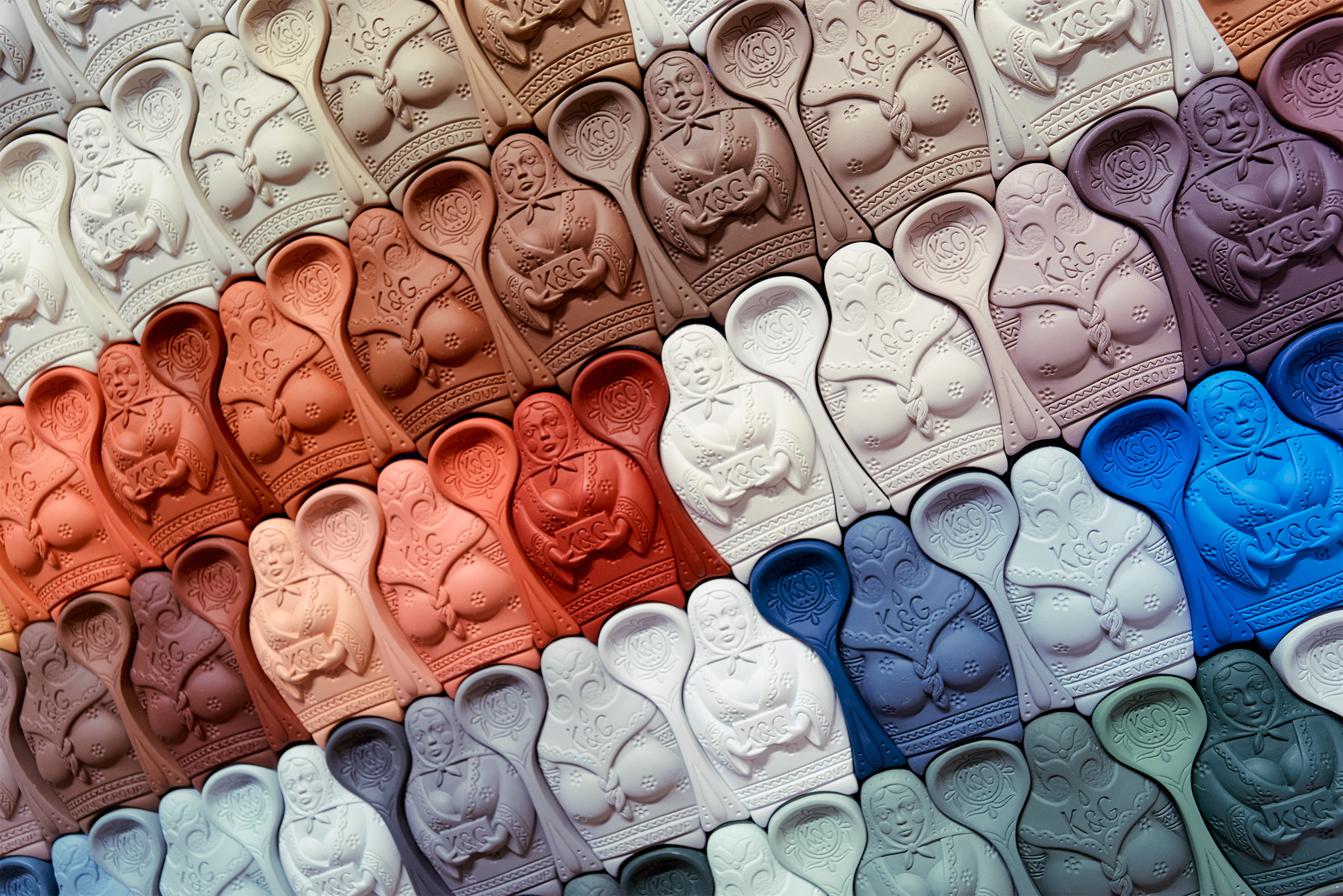 Еще матрешки — на этот раз в трендовой палитре русского стиля из натуральных красных и синих оттенков