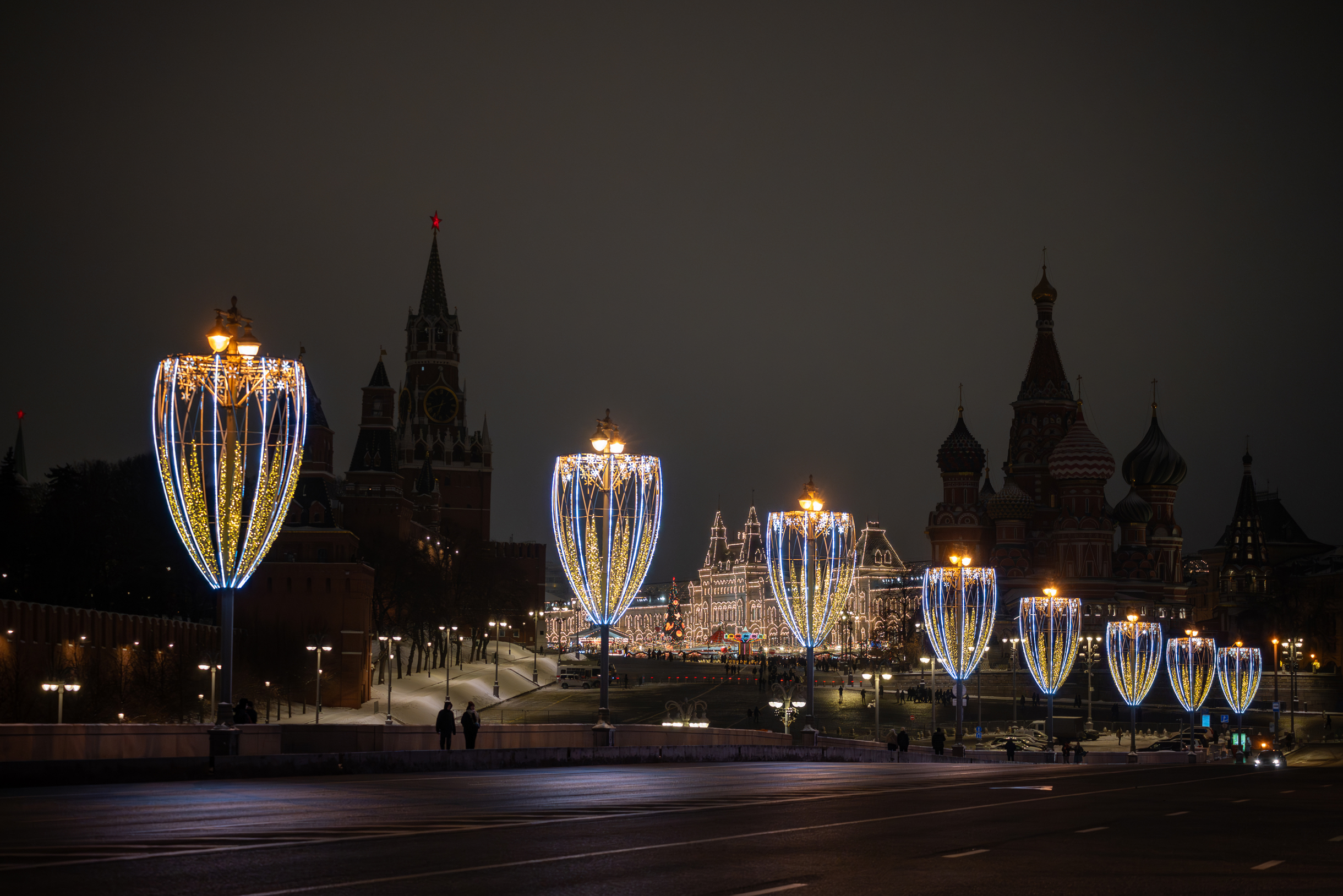 Большой Москворецкий мост уже не первый год украшают «фонари-бокалы»