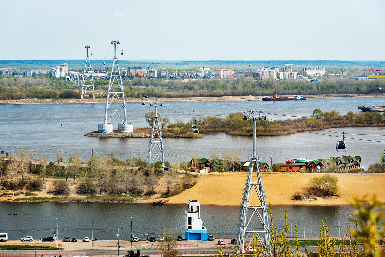 Канатную дорогу построили, чтобы разгрузить транспортный поток на мосту между Нижним Новгородом и Бором. © Elena Odareeva / Shutterstock / FOTODOM