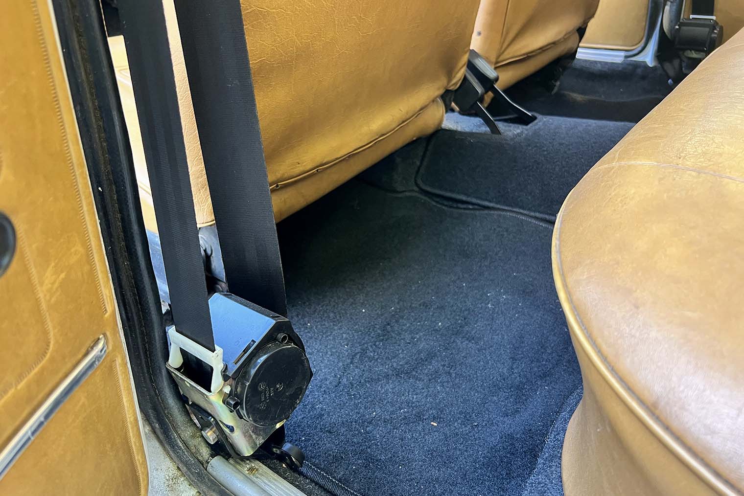 Корпуса новых инерционных ремней безопасности крадут свободное пространство для ног заднего пассажира