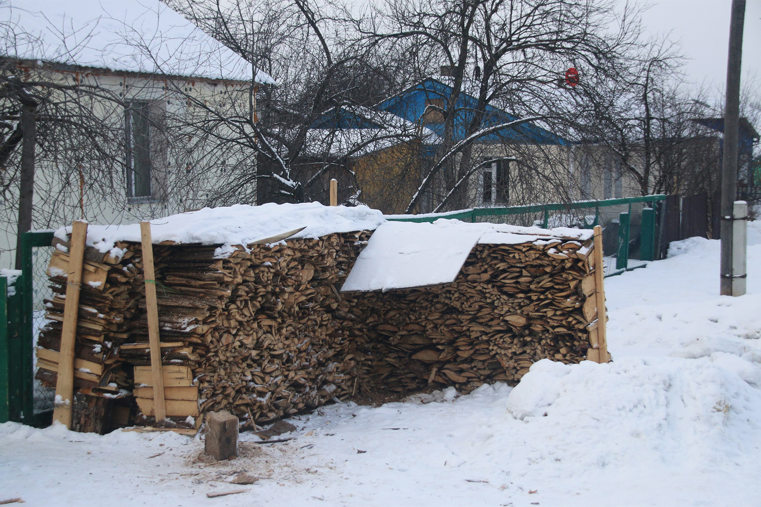 Наш сосед заказал сосновые обрезки только в конце октября