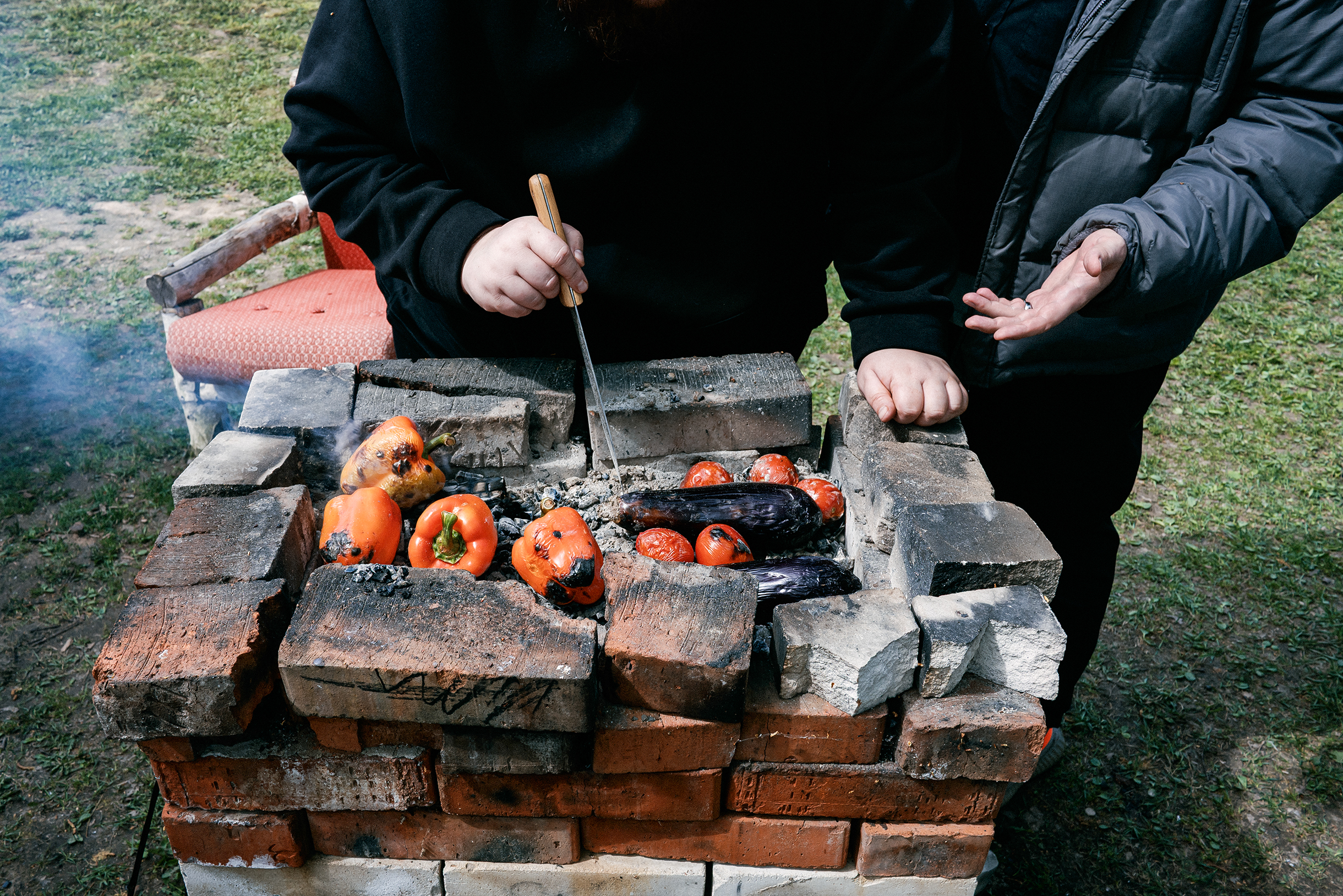 Готовили на углях овощи и мясо