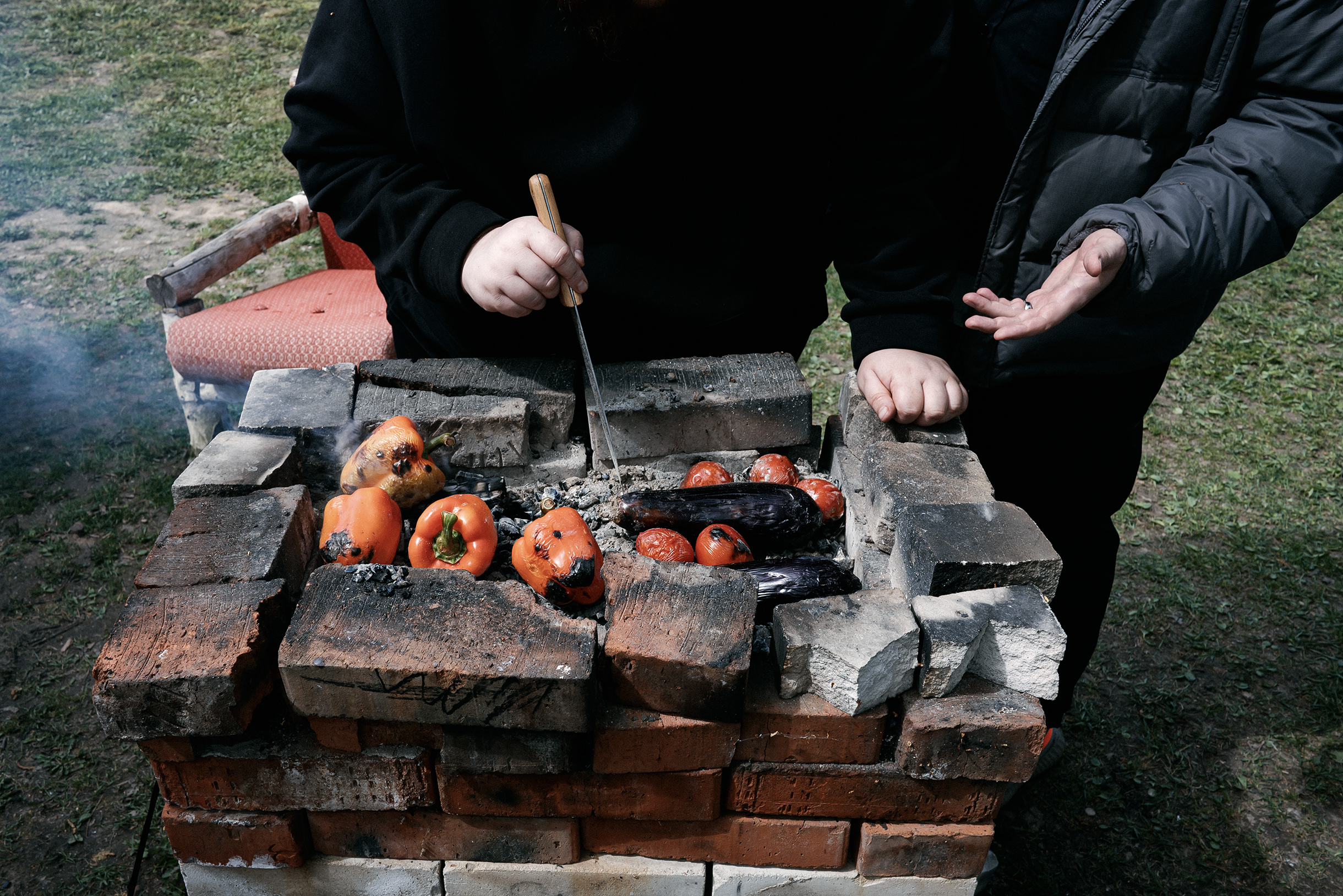 Готовили на углях овощи и мясо