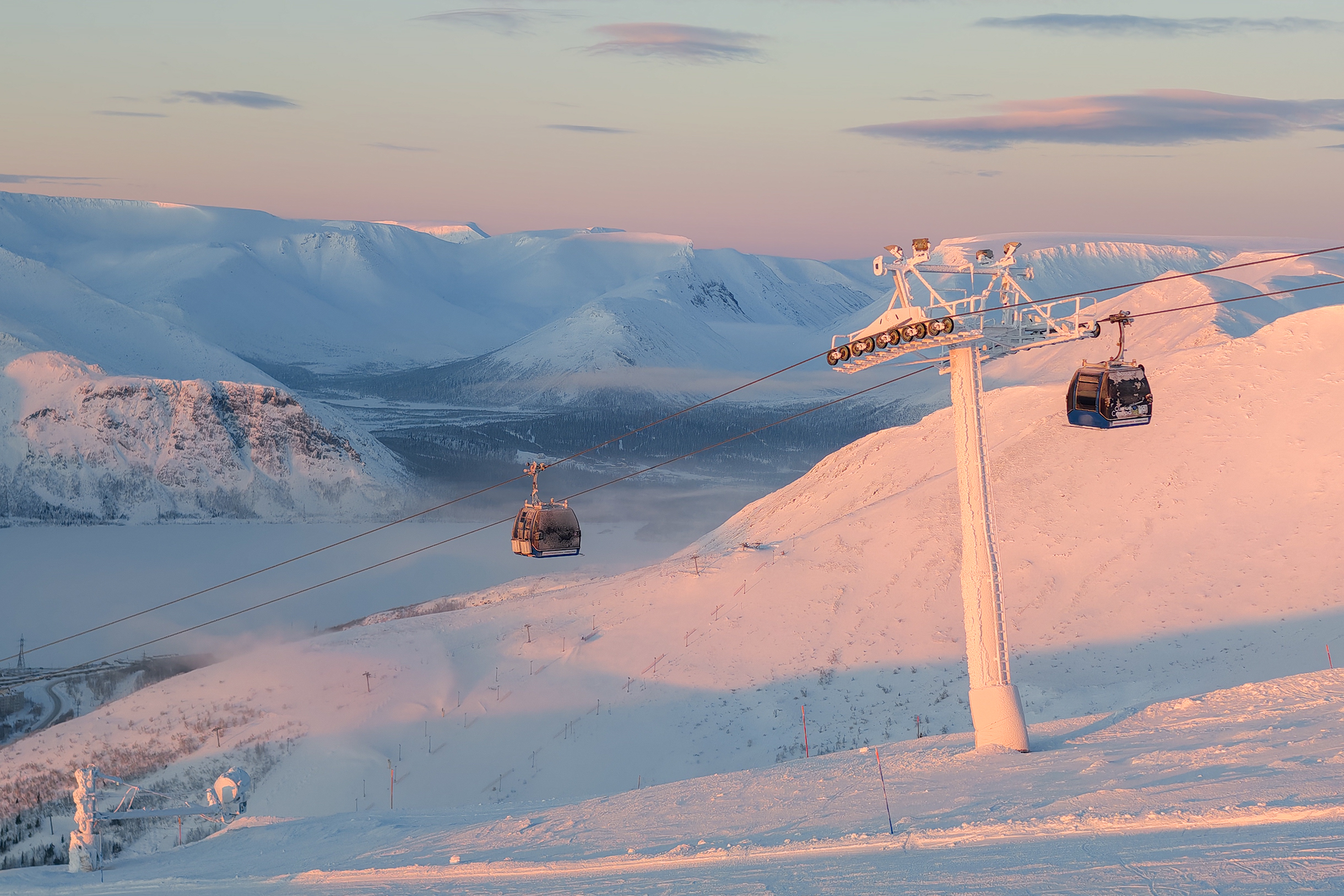 Основная канатная дорога Северного склона. Она ведет на вершину горы Айкуайвенчорр, где находится ресторанный комплекс «Плато». Там есть несколько заведений, в том числе кафе-бистро, которое работает по принципу шведского стола. Было вкусно, но ценник кусался: от 1 300 до 1 700 ₽ за проходку
