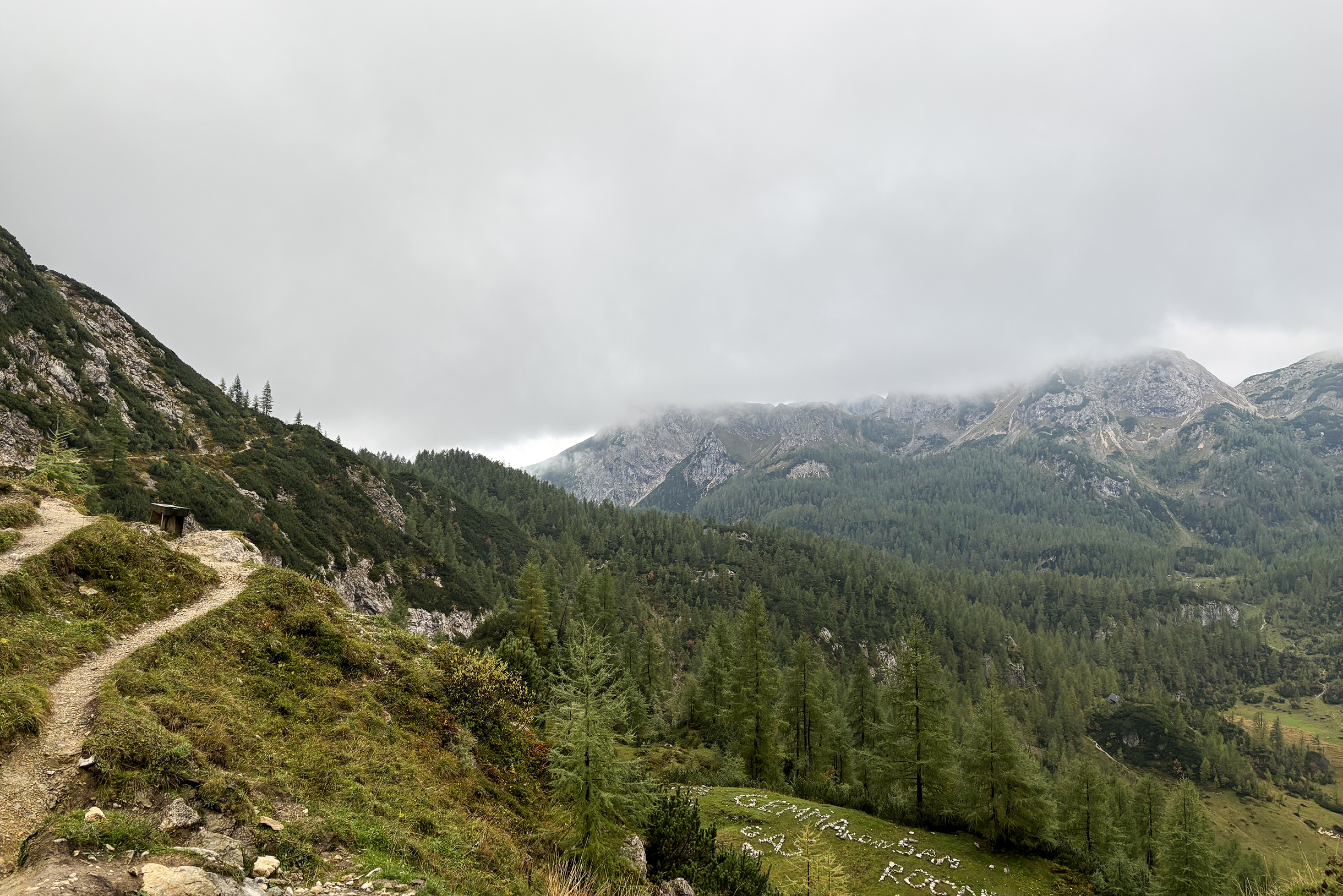 Вид из хижины. Особо увлеченные туристы выкладывают камнями разные надписи — имена, признания в любви, — и они остаются лежать в долине. На третий день после сбора и завтрака мы начали спуск к озеру Бохинь по другой тропе. Погода была туманной, но под дождь не попали ни разу