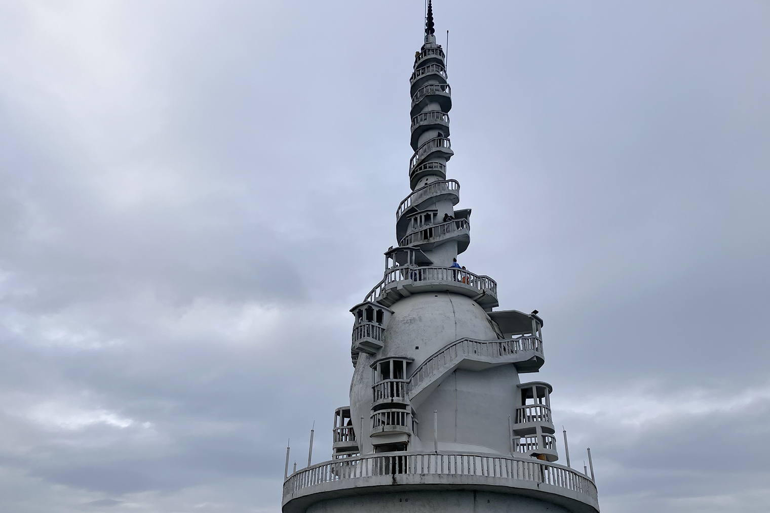 Потом мы поехали к смотровой башне Амбулувава высотой 48 метров. Почти на все этажи можно подняться по внутренней лестнице, с которой есть выходы на смотровые площадки, но финальный пролет находится снаружи. Я не пошла на него: высоко, лестница узкая, ветер шквальный. Инстинкт самосохранения оказался сильнее духа авантюризма