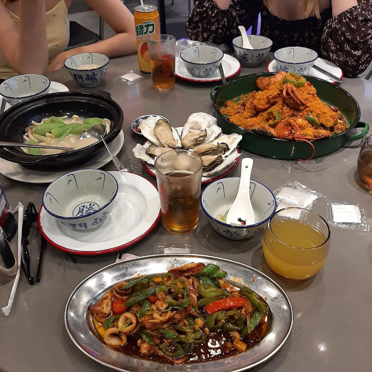 Ужин в кафе с морепродуктами в центре Чэнду. Горячее и напиток обошлись примерно в 70 ¥. Это около 1000 ₽