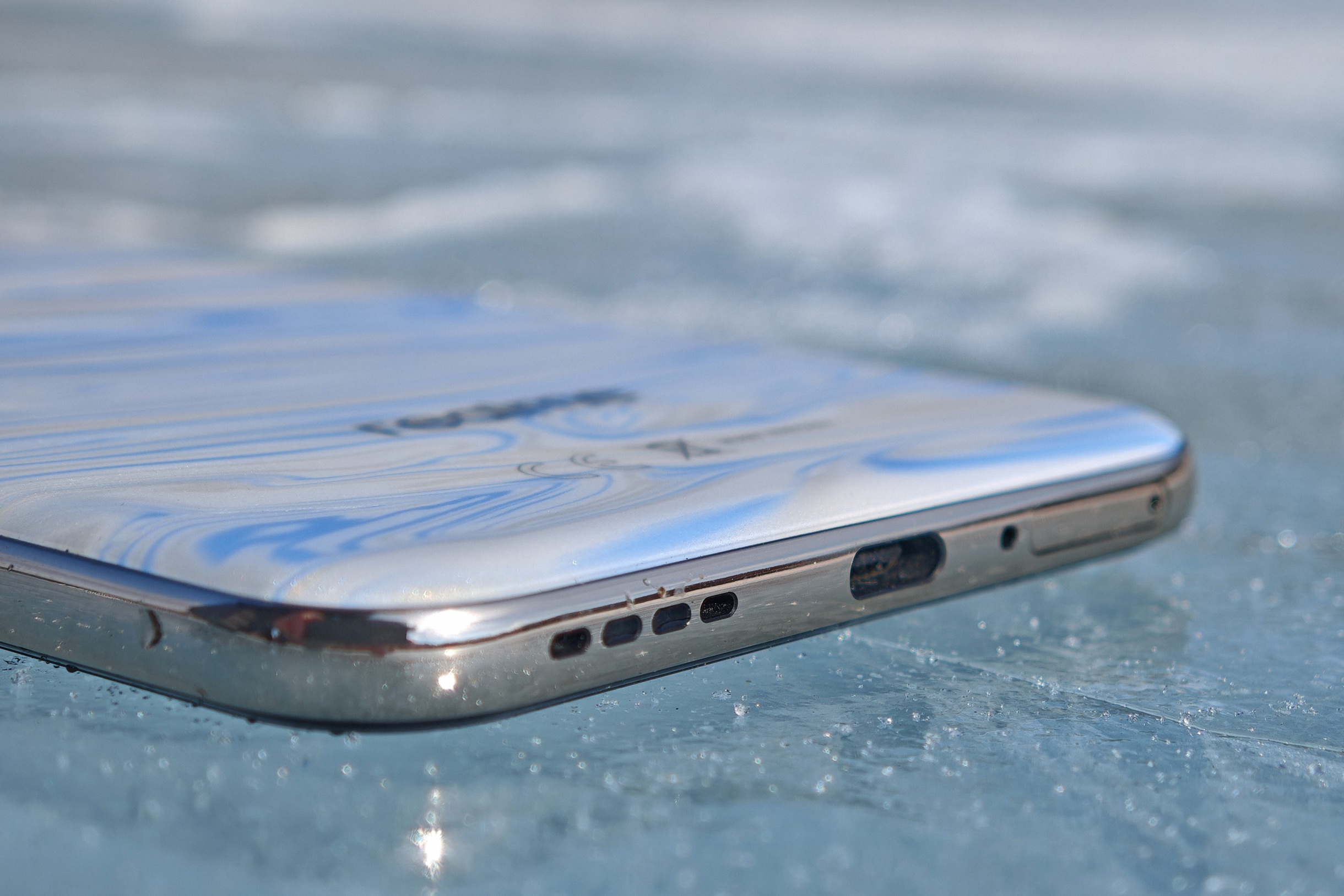 Когда впервые берешь в руки Realme 14 Pro+, трудно поверить, что в нем поместилась такая емкая батарея