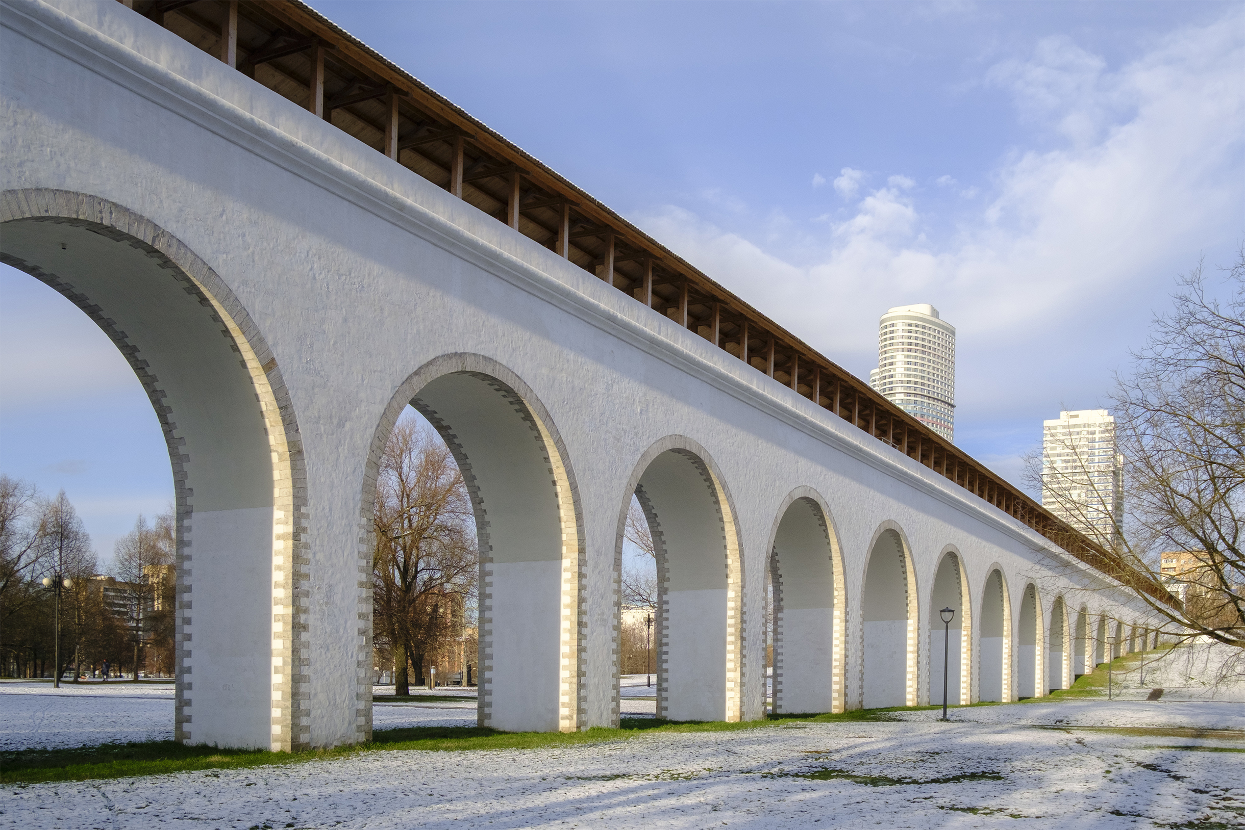 Ростокинский акведук невозможно пропустить. Длина — 356 м, он прекрасно виден всем, кто проезжает Ростокино по проспекту Мира