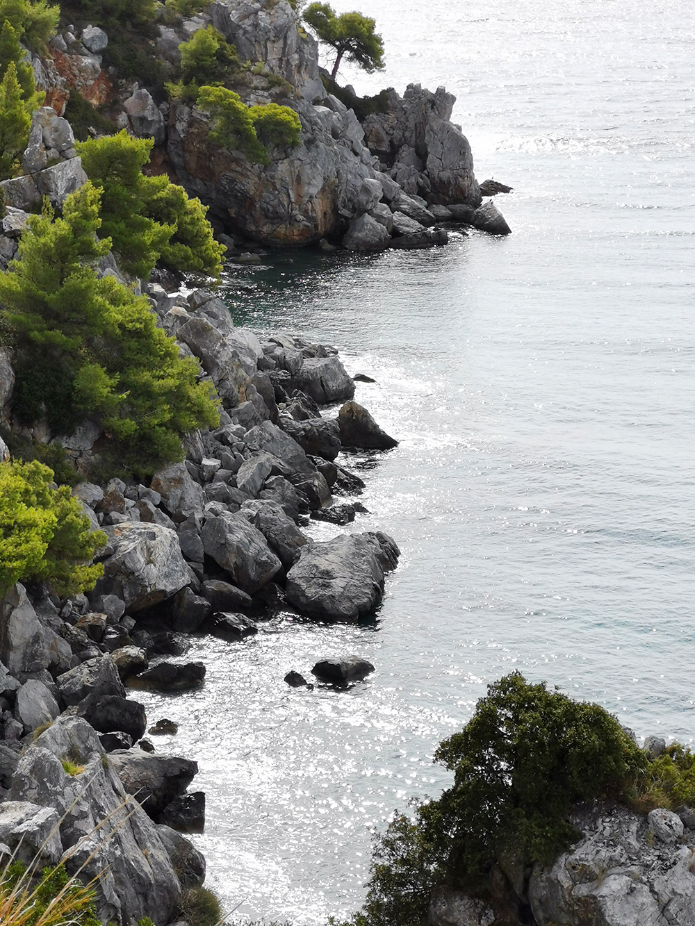 Вид на скалистое побережье с террасы спа-комплекса