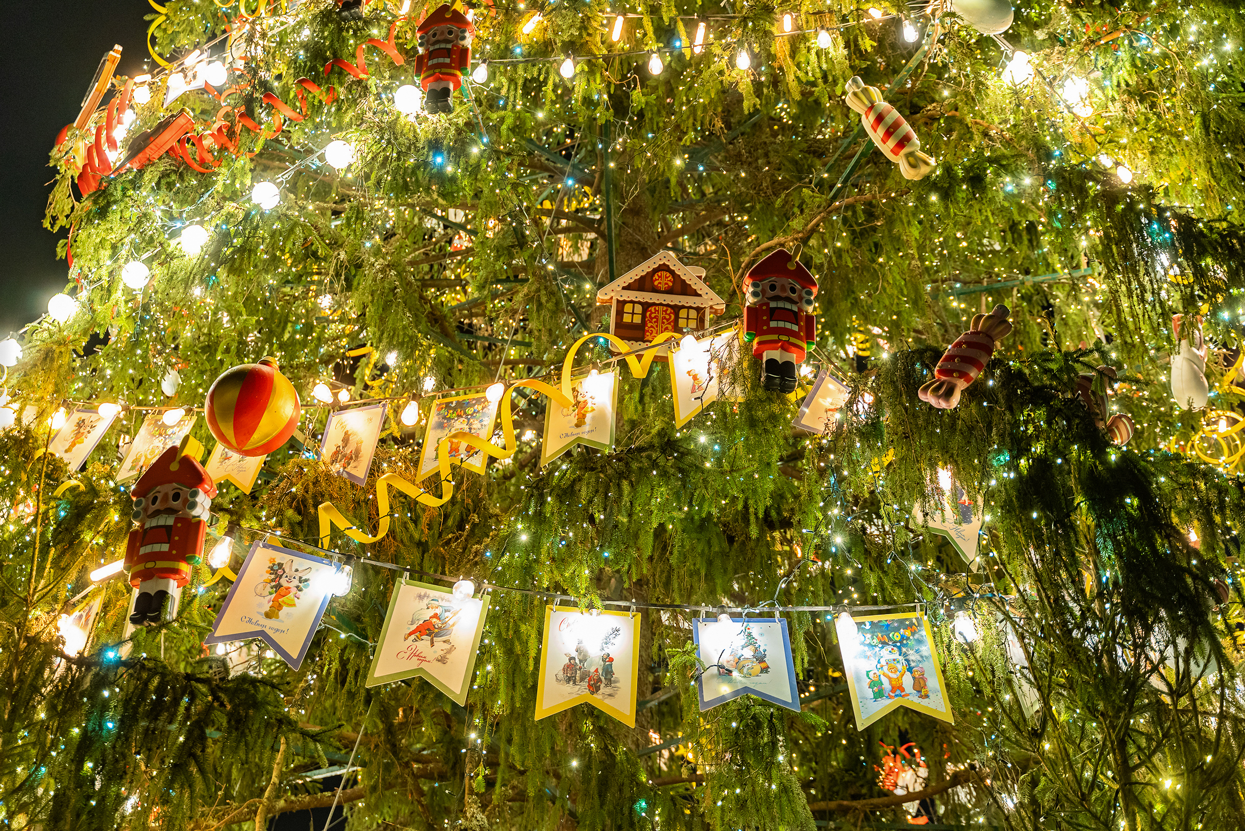 Елку украсили игрушками, серпантином и флажками в ретростиле