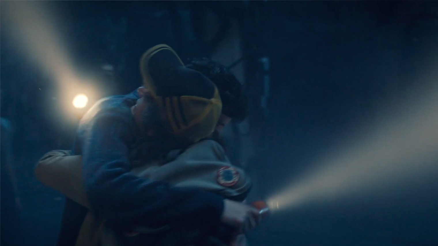 Радость от встречи длится недолго — ребята сообщают, что Холли до сих пор остается в опасности