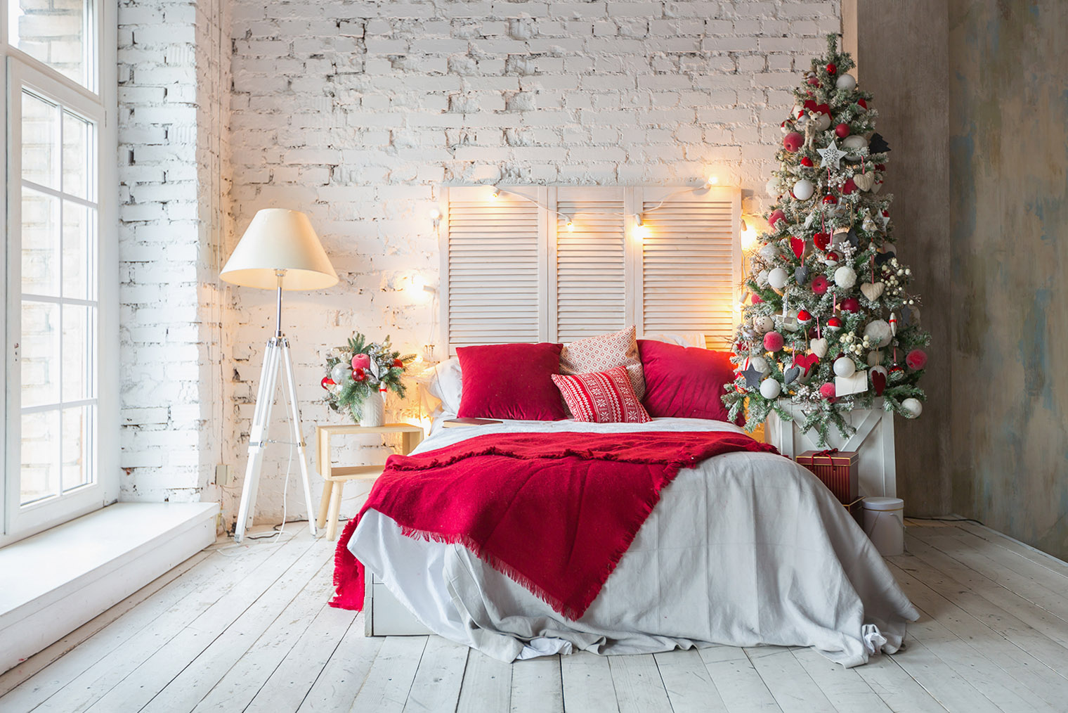 Гирлянда на изголовье создаст в спальне праздничную атмосферу. Фотография: Pinkystock / Shutterstock