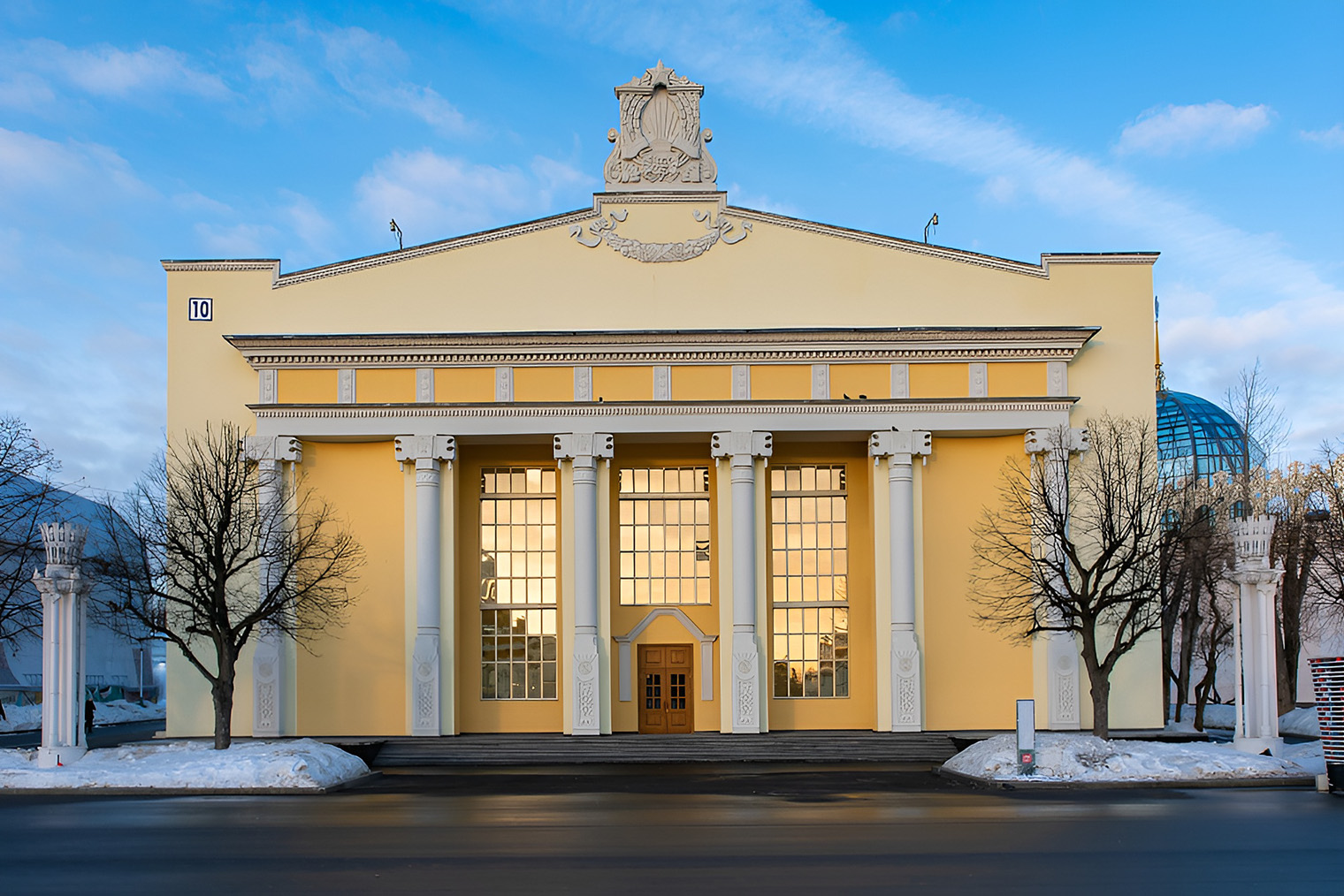 Главный фасад павильона «Молдова» украшен барельефами, на которых изображены основные отрасли сельского хозяйства, и гербом республики. Источник: vdnh.ru