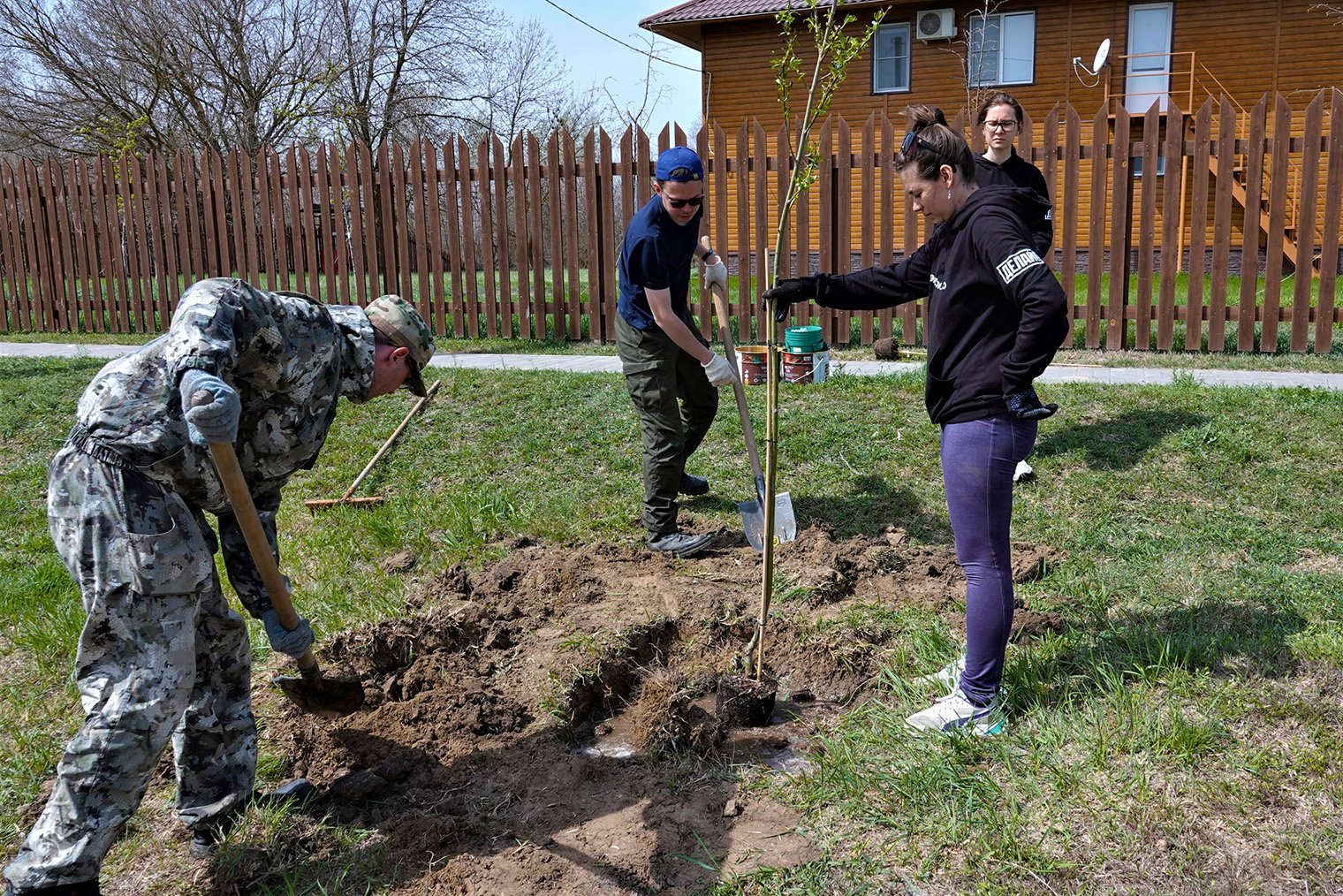 Добровольцы помогают ухаживать за деревьями и сажать новые. Источник: соцсети Астраханского биосферного заповедника