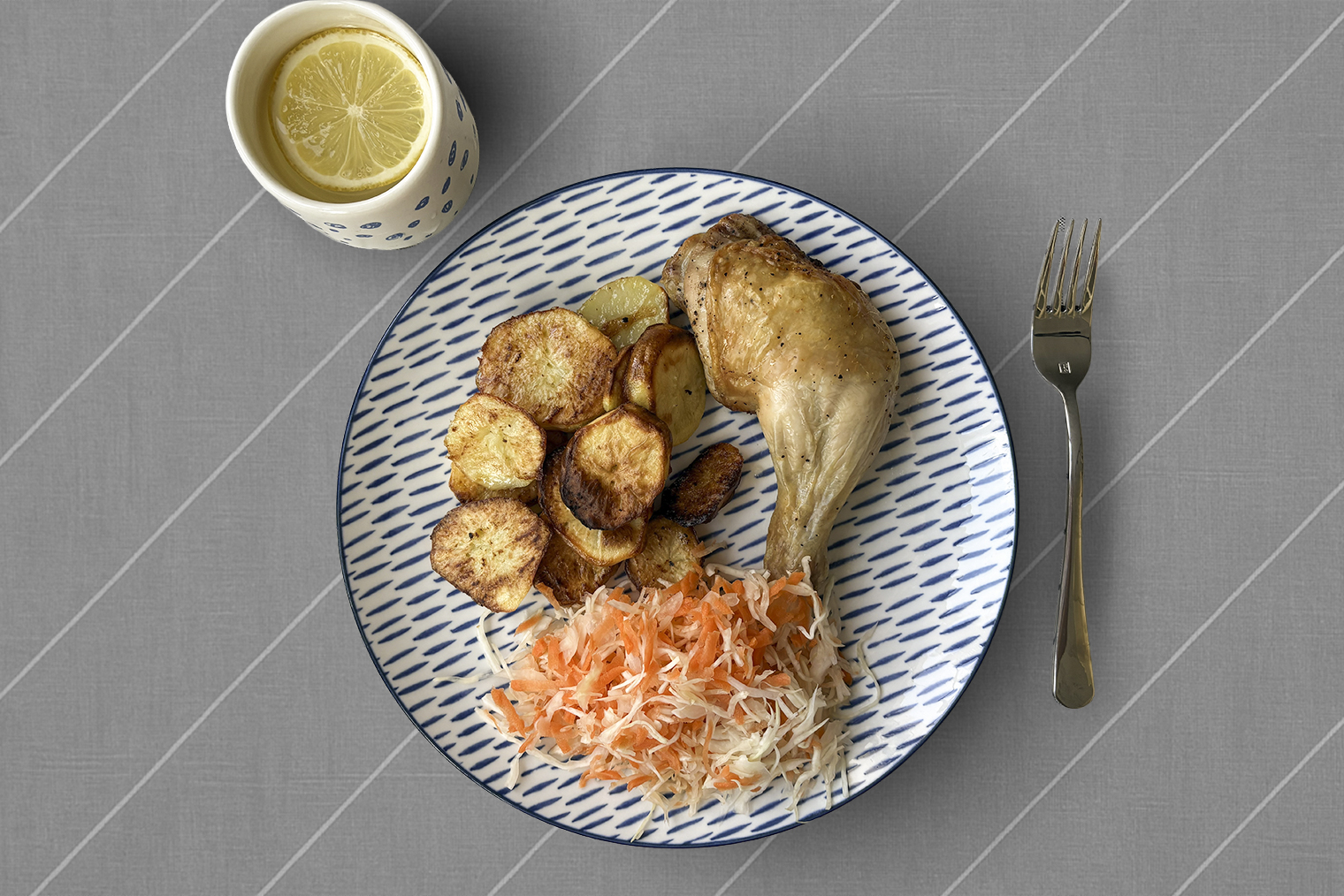 Обед — запеченные окорочка с картошкой и салат из капусты и моркови с заправкой из лимонного сока и соли