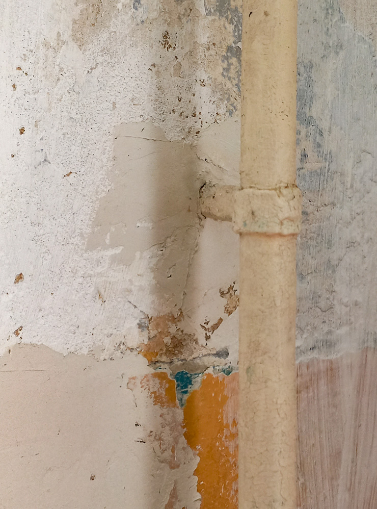 В местах крепления труб к стенам часто бывают дефекты стены, их нужно исправлять, чтобы все было ровно