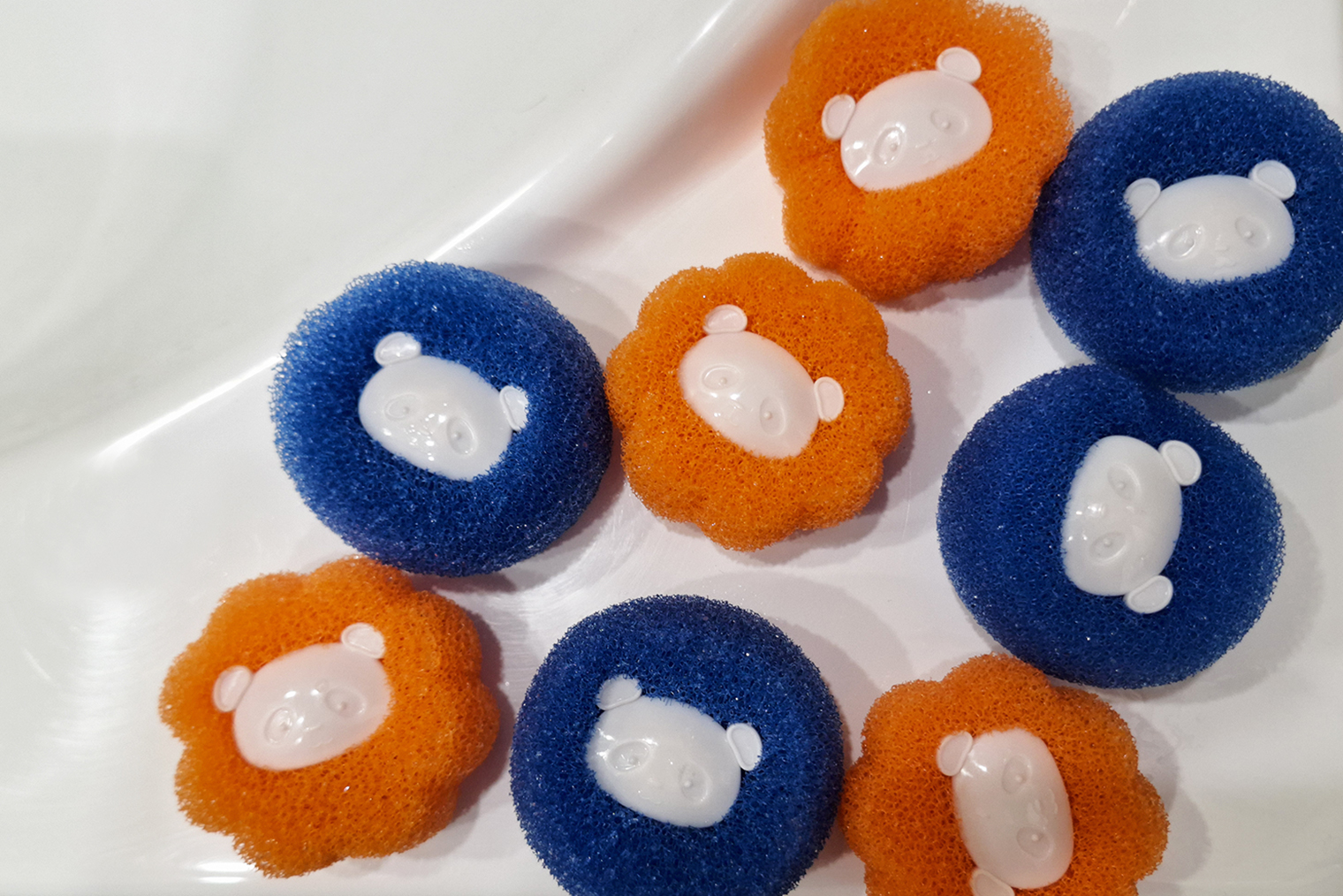 Поролоновые шарики сразу после стирки — увидела на них несколько волосинок и немного наполнителя. Не такого результата я ожидала