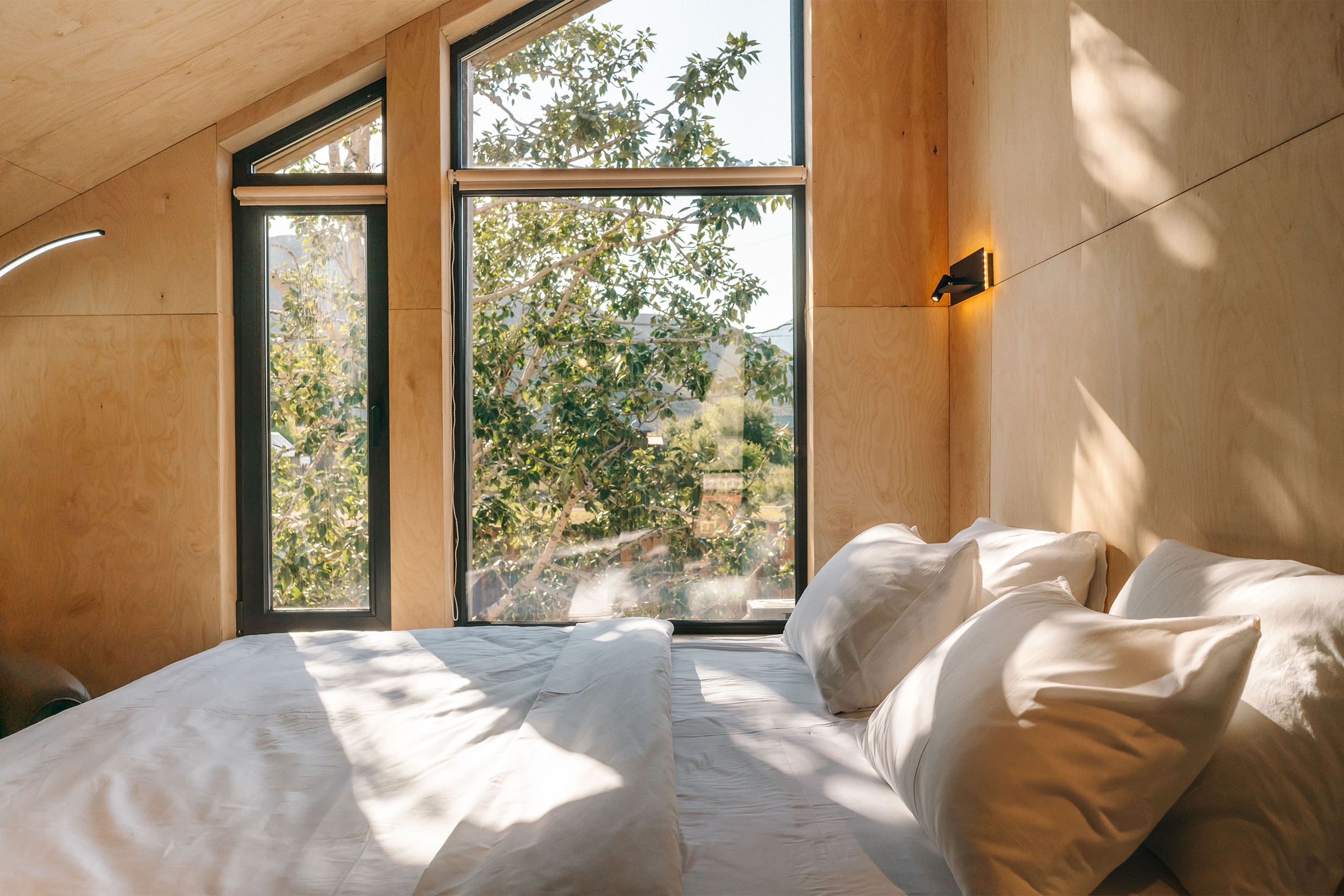 Мы придумали множество мелочей и удобств — хорошую шумоизоляцию, теплый пол, выбрали удобные кровати с дорогими матрасами и постельным бельем