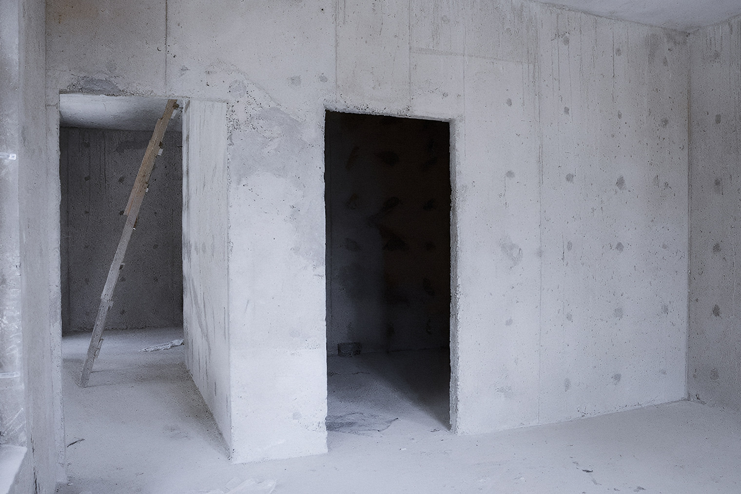 Межкомнатные черновые перегородки из бетона для последующей отделки. В современных домах часто можно встретить лицевой бетон в нетронутом виде в интерьере. Он отличается от чернового более гладкой поверхностью, равномерностью текстуры перегородки, предварительной раскладкой опалубки, которая создает аккуратные швы перегородки в заранее продуманных местах