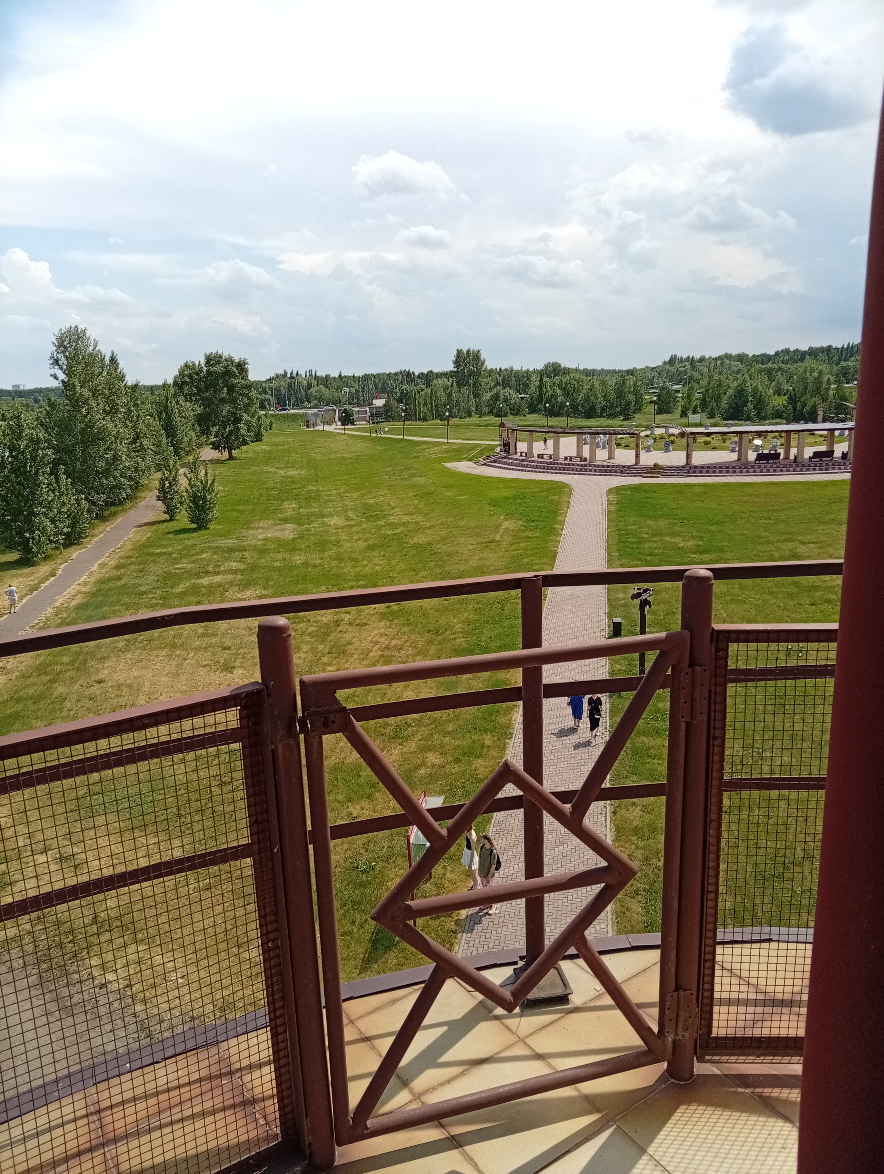 Упасть сложно, но я бы не советовала проверять.