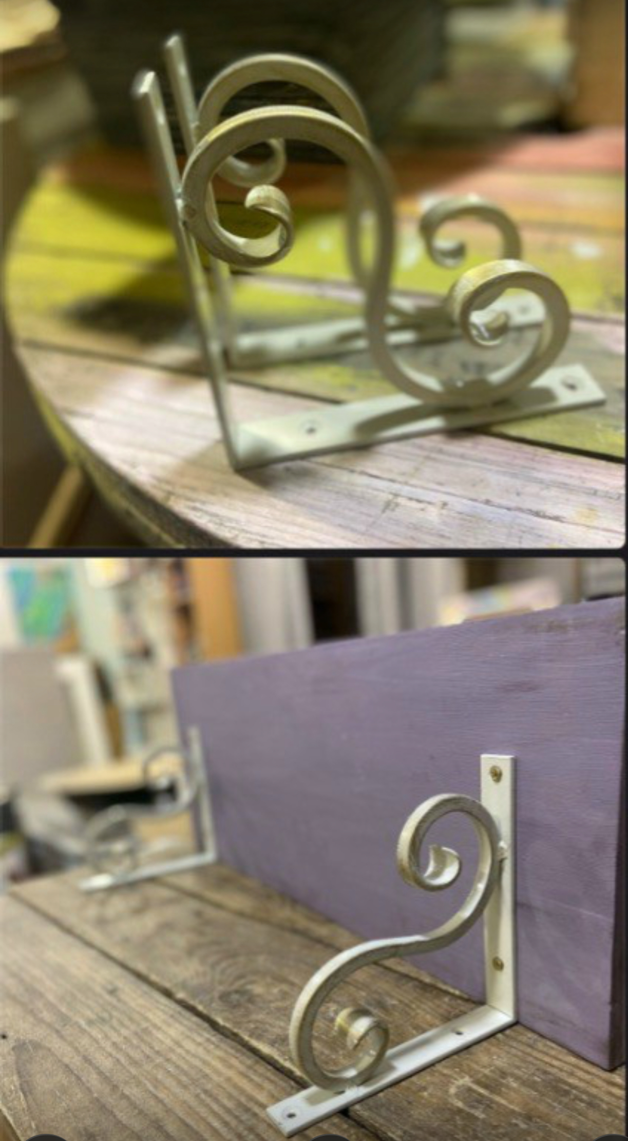 Кованые S-образные кронштейны крупным планом на рабочем верстаке, видны завитки и патина