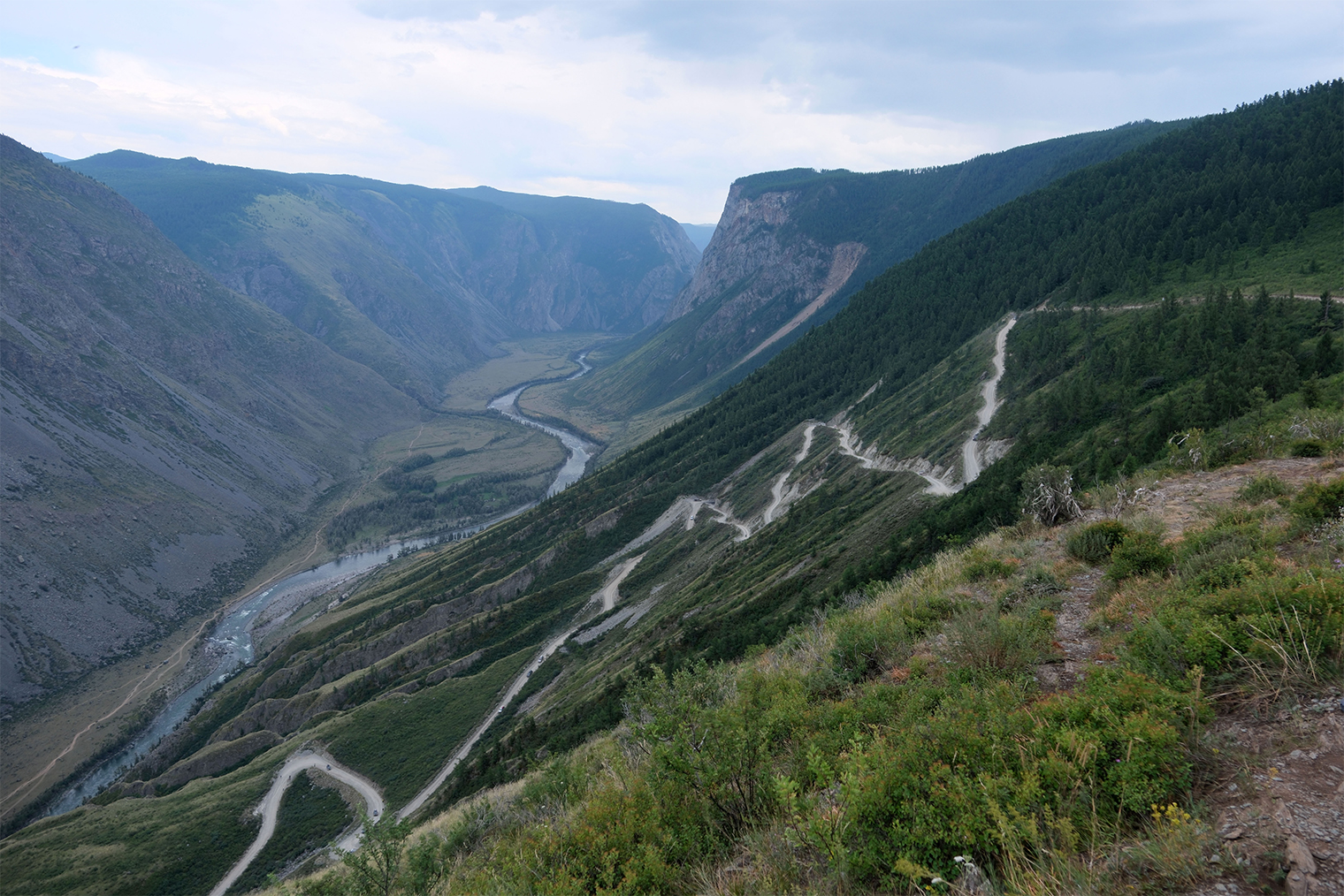 Белая лента на склоне горы — это петляющая дорога на перевале Кату-Ярык на Алтае. Лучше проехать по ней с опытными местными водителями. © Дарья Ревина