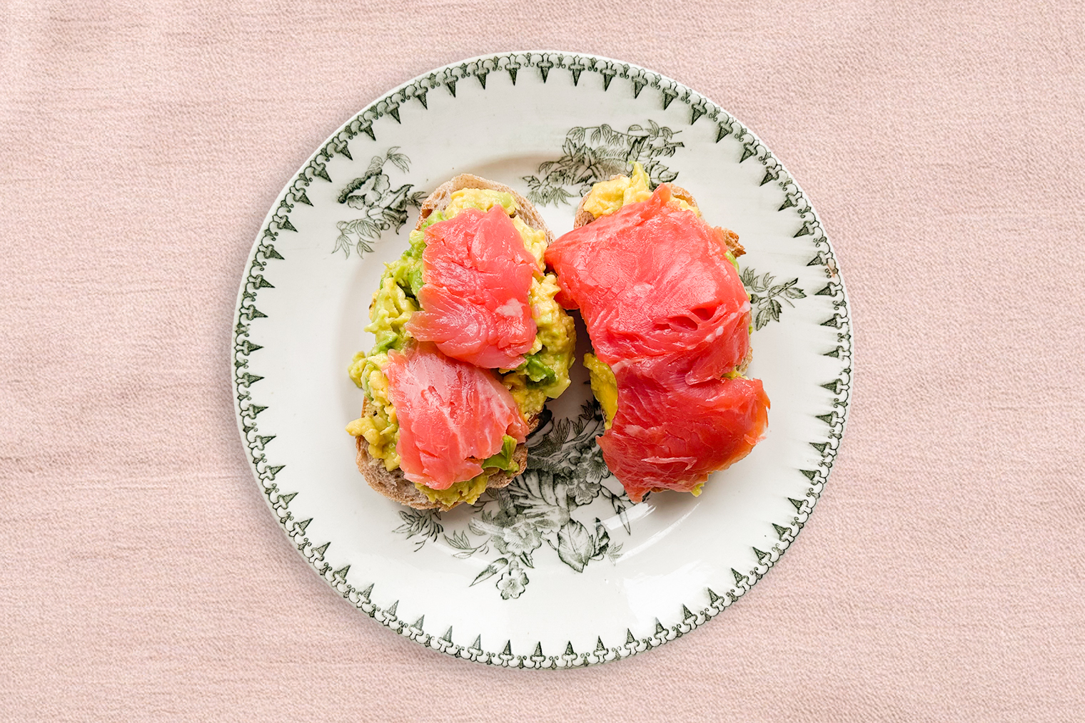 Мне больше нравится домашняя слабосоленая рыба, но редко получается сделать ее самой