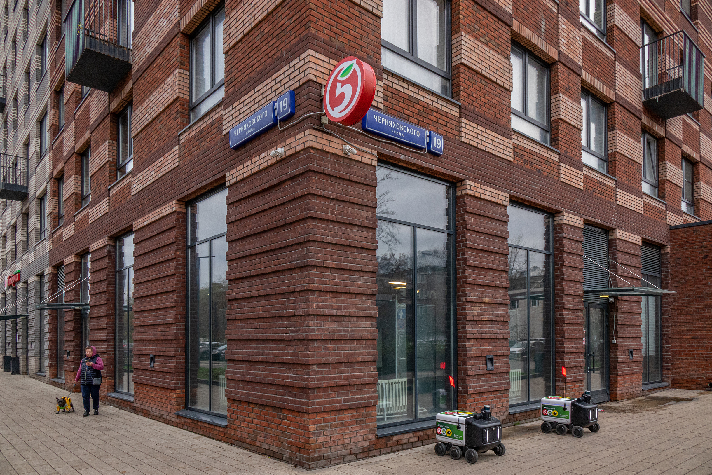 Продукты и еду из ресторанов в районе доставляют роботы