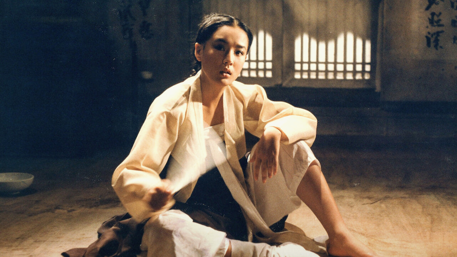 «Мы не люди. Ты становишься человеком только тогда, когда с тобой обращаются по-человечески», — ключевая фраза фильма, которую произносит мать героини. Женщина сама когда-то была суррогатной матерью и родила дочь — по меркам того времени «неудачный продукт». Кадр: Shin Han Films