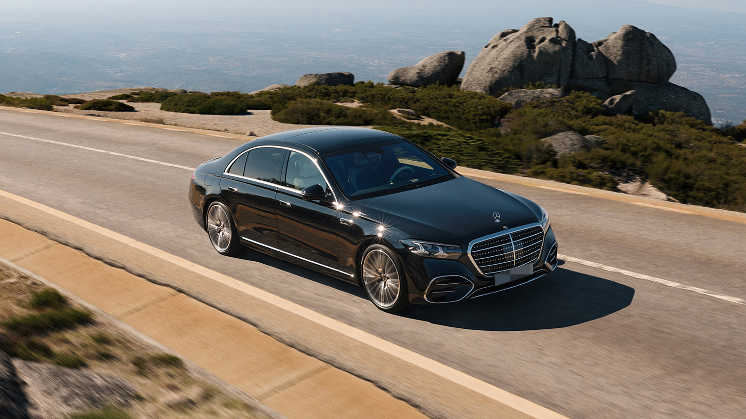 Mercedes-Benz S-класса в кузове W223 — седьмое поколение модели. Немецкие инженеры сохранили во флагманской машине двигатели V8 и даже V12 — но только для версий Maybach и бронированных модификаций. © mercedes-benz.com