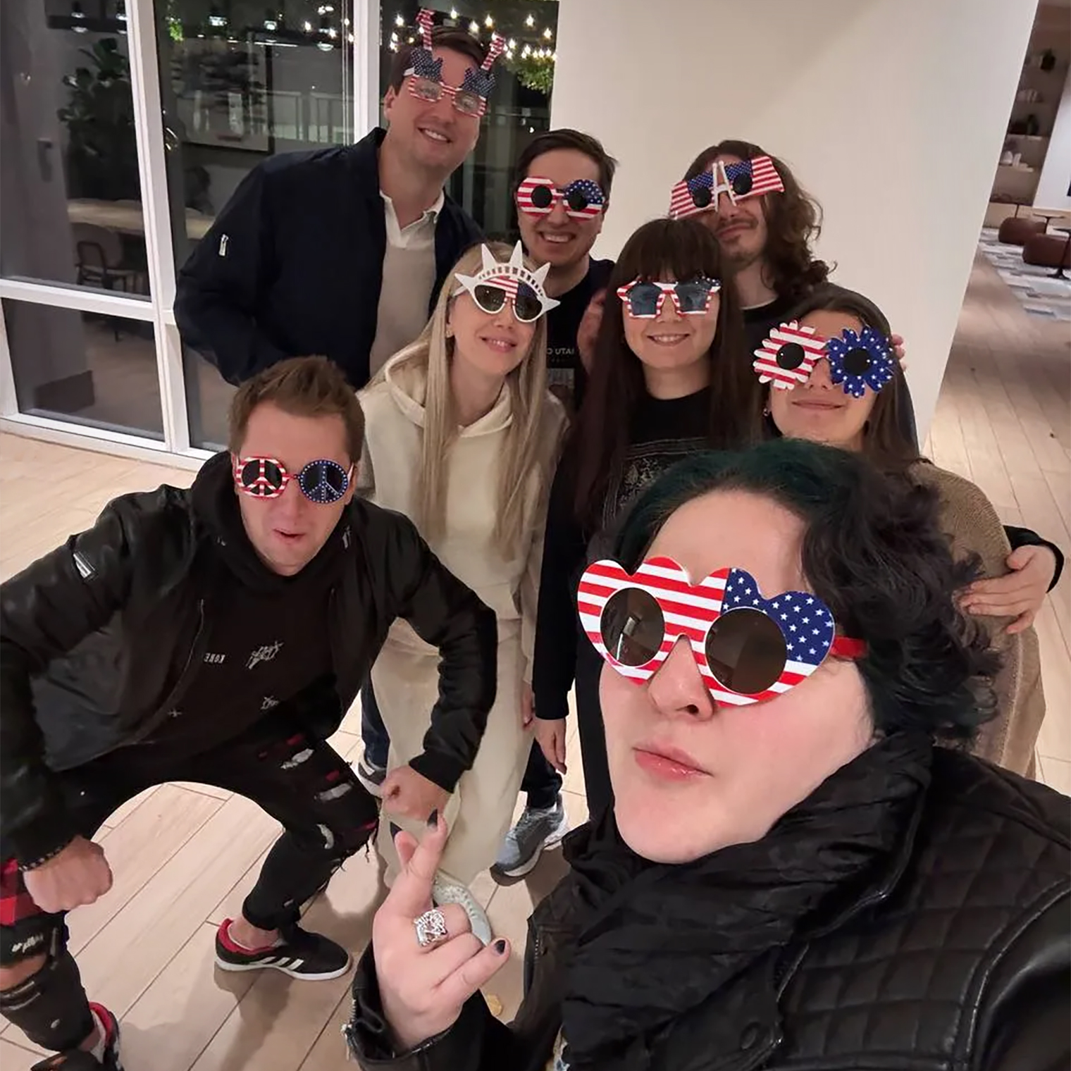 С 19:00 начали подтягиваться друзья, всего нас было восемь человек. Я планировала посидеть недолго, так как на следующий день нужно было вставать в 05:00, чтобы поехать в офис. Но, конечно, в итоге мы просидели до 23:00 — я уже чувствовала, что следующий день обречен на страдания, но ни о чем не жалела. Легла спать в 00:15, морально настраиваясь на тяжелый день в офисе