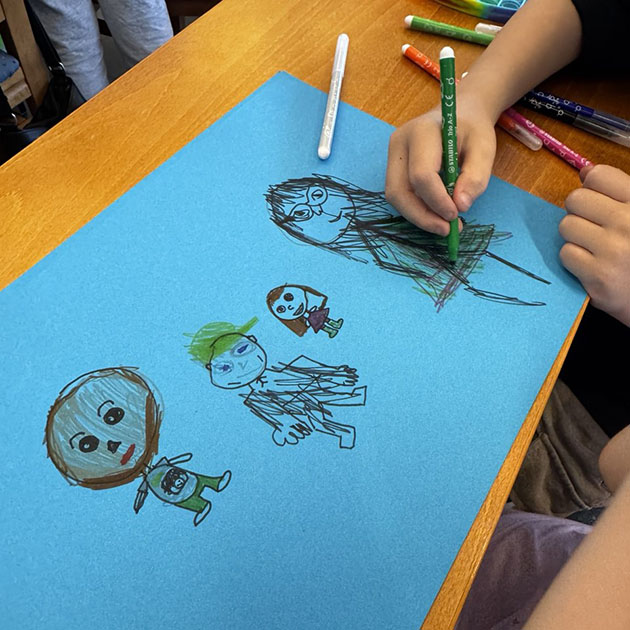 Рисуем семью. Здесь надо изобразить всех членов, показать, кто чем увлекается и о чем мечтает