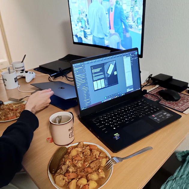 Ужинаем картошкой с мясом и солеными огурчиками