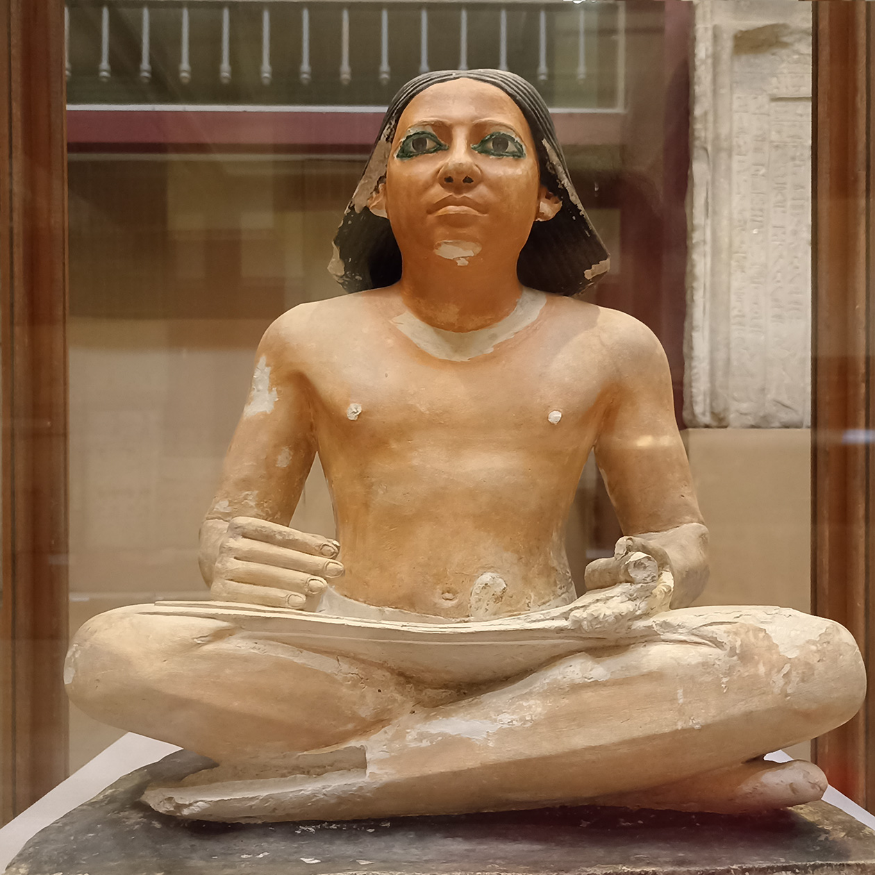 Статуя писца — тоже со страниц учебника. Еще она изображена на египетской купюре в 200 фунтов