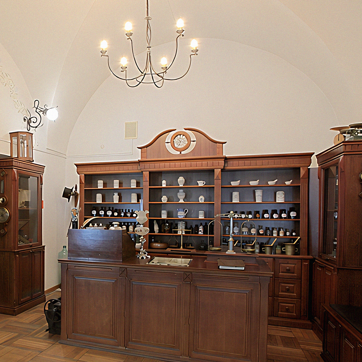 Фармацевт стоит вот за такой шикарной стойкой. © am.biotest.by