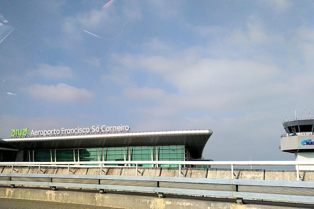 Аэропорт Порту носит имя Франсишку Са Карнейру — премьер-министра Португалии, который погиб в авиакатастрофе в 1980 году