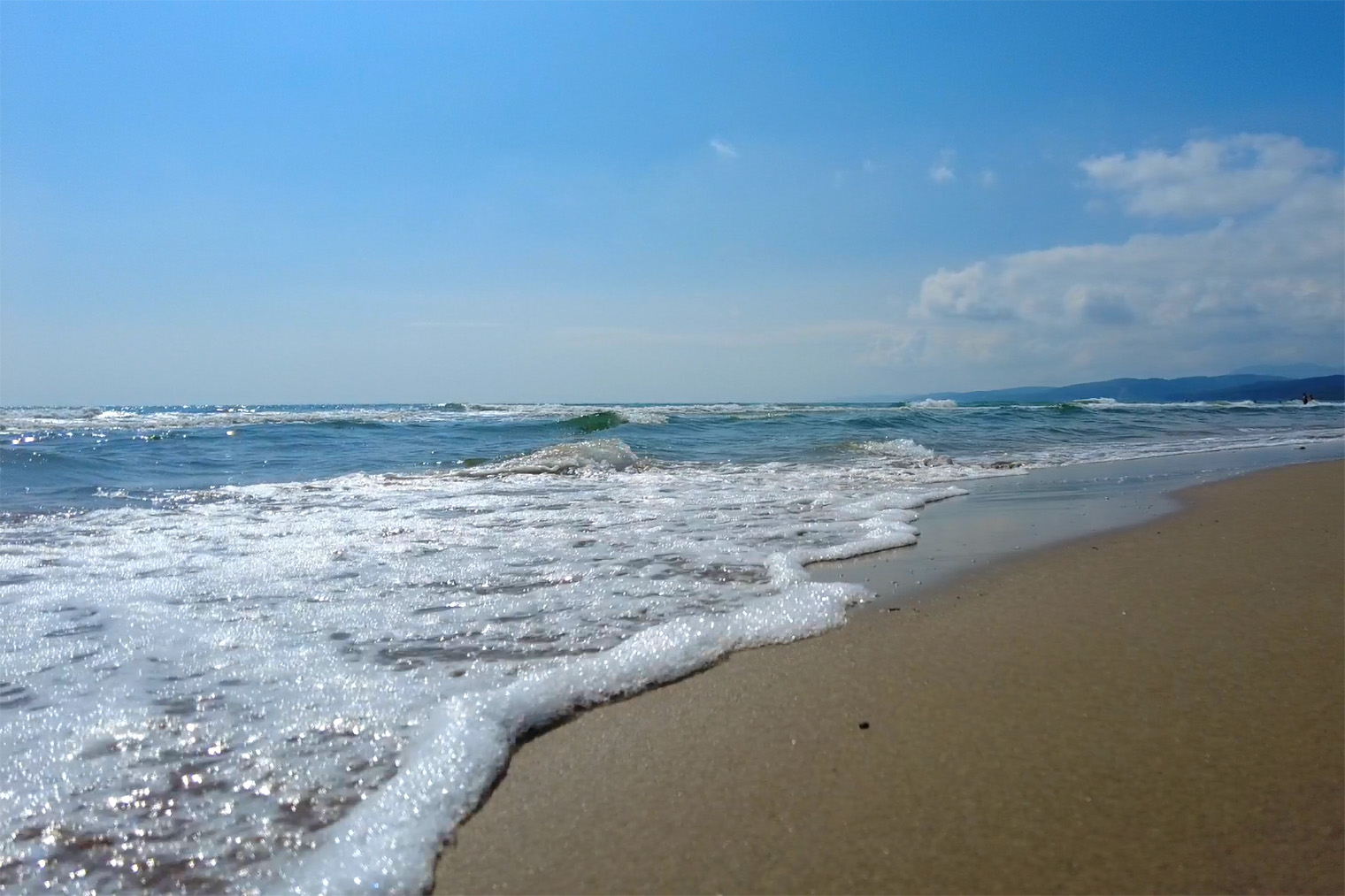 Песчаный пляж у «Орленка»