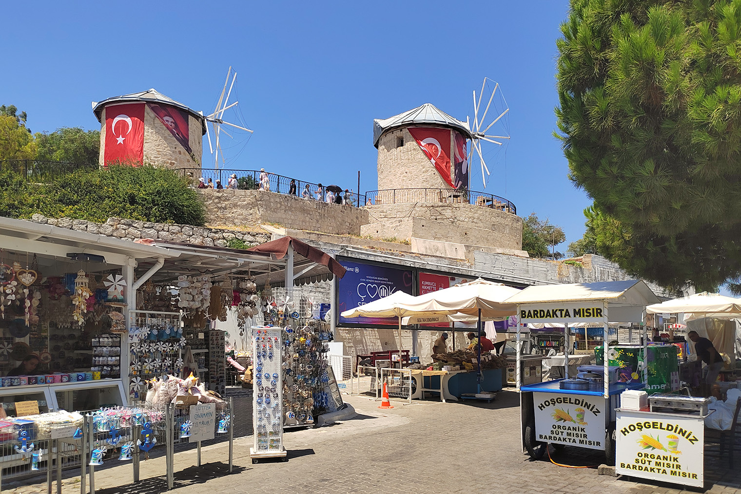 Недействующие ветряные мельницы. В сезон, с мая по сентябрь, рядом с ними работает кафе под открытым небом