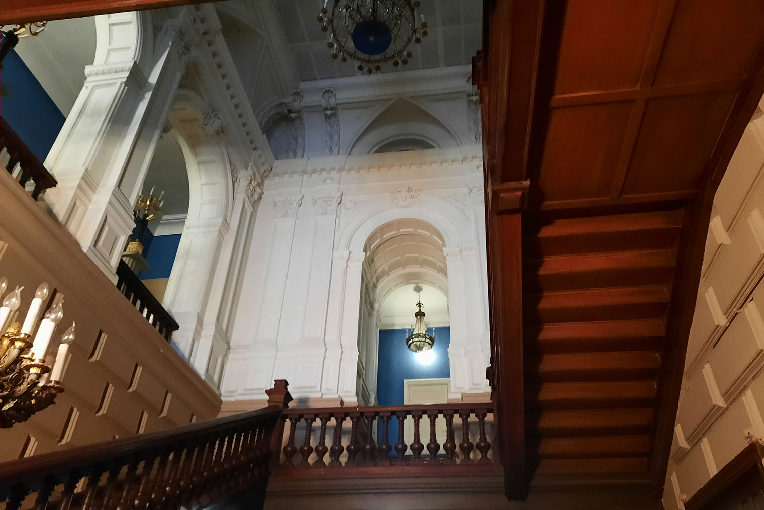 Лестница в исторической части здания